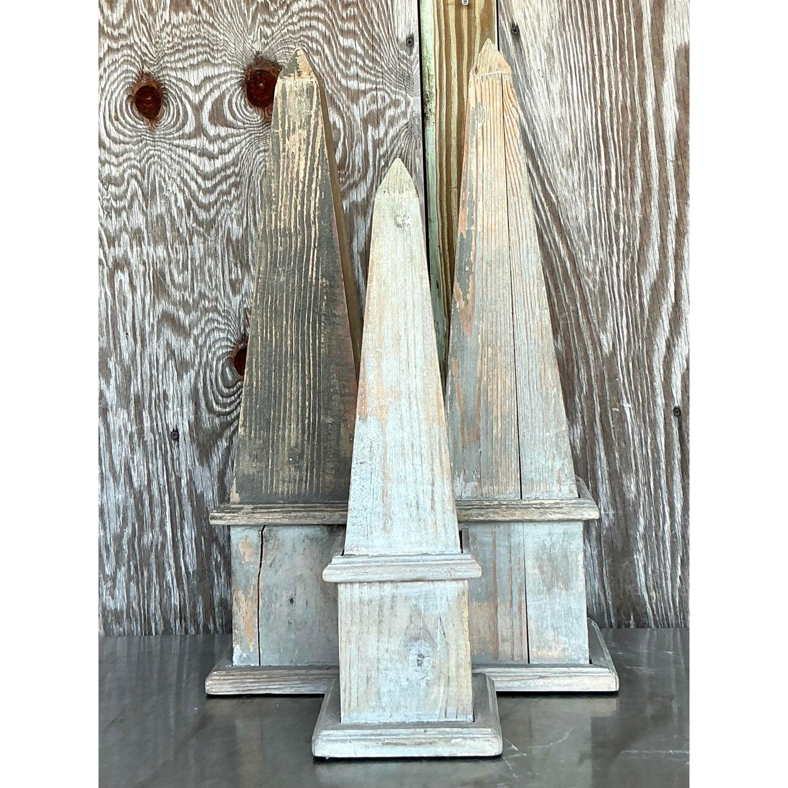 Neoclassico Obelischi in legno patinato vintage Boho - Set di 3 in vendita