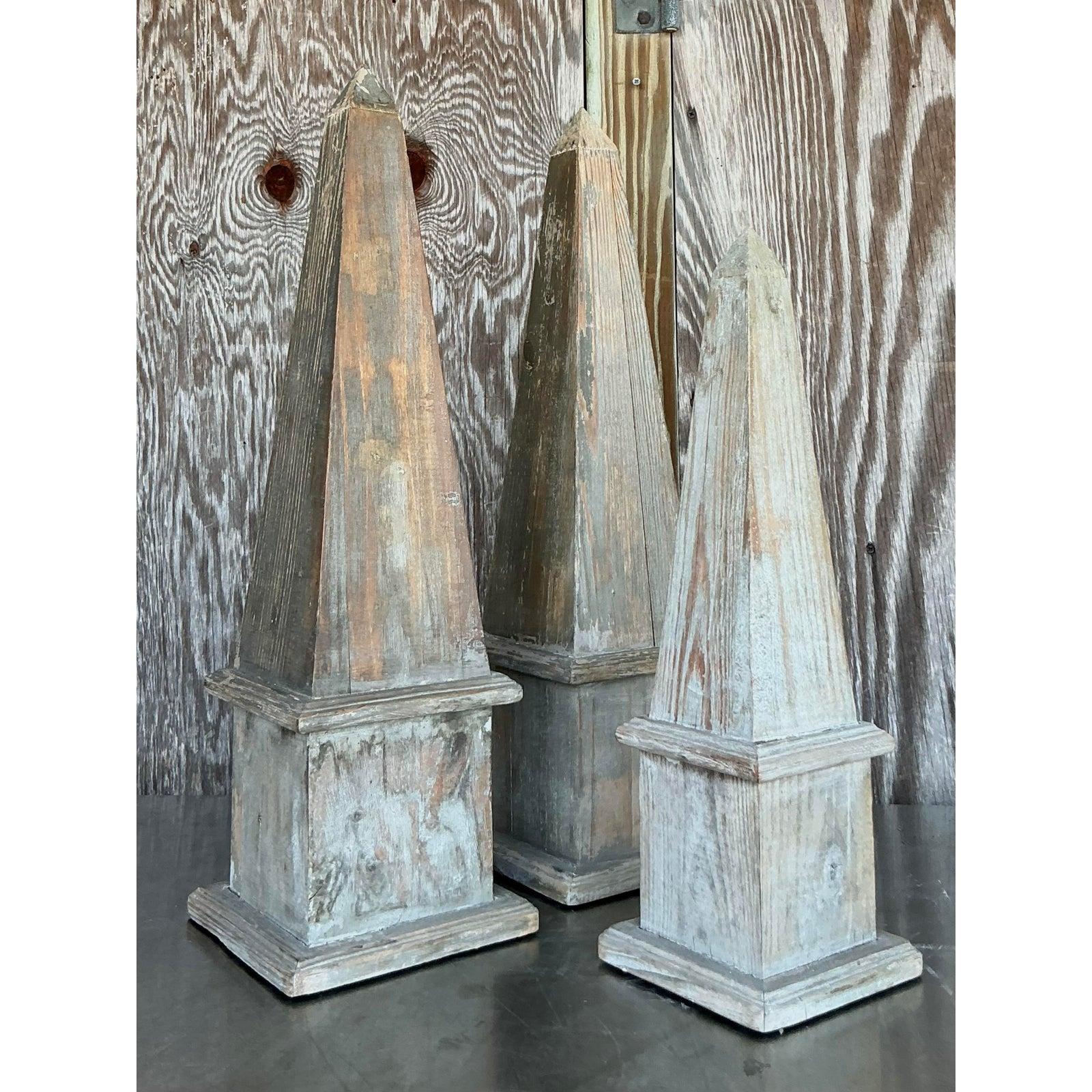 Americano Obelischi in legno patinato vintage Boho - Set di 3 in vendita