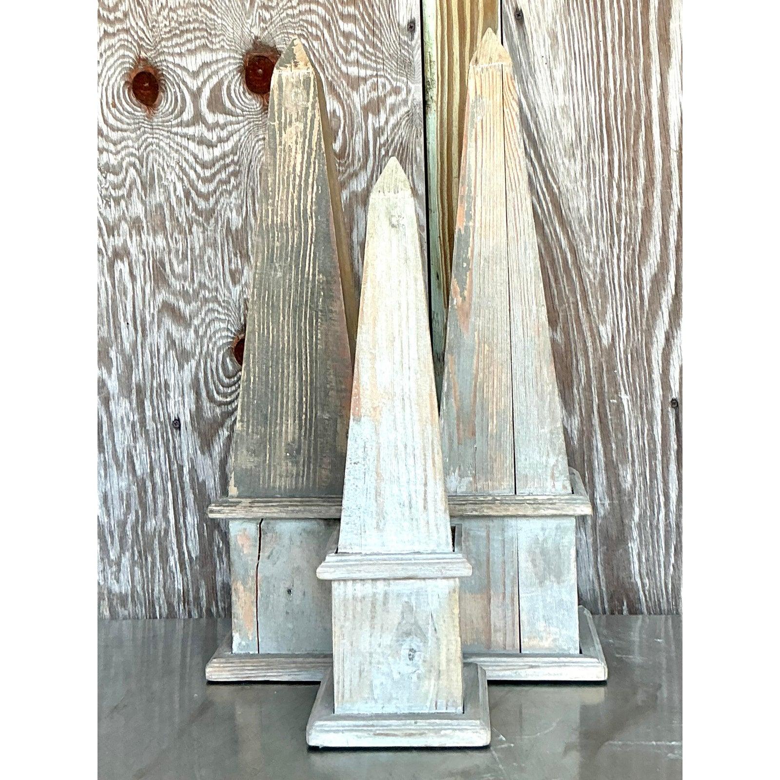 Obelischi in legno patinato vintage Boho - Set di 3 In condizioni buone in vendita a West Palm Beach, FL
