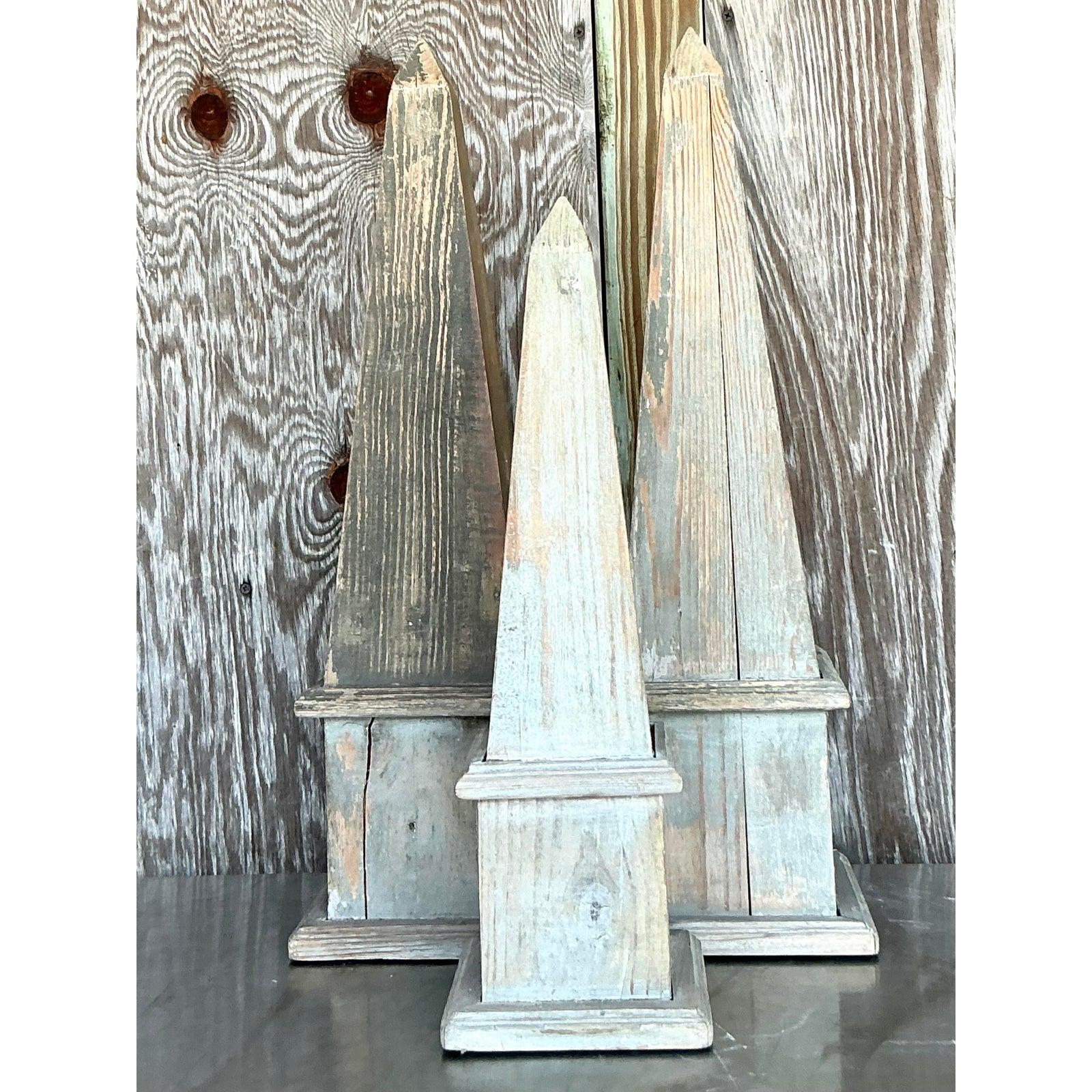 XX secolo Obelischi in legno patinato vintage Boho - Set di 3 in vendita