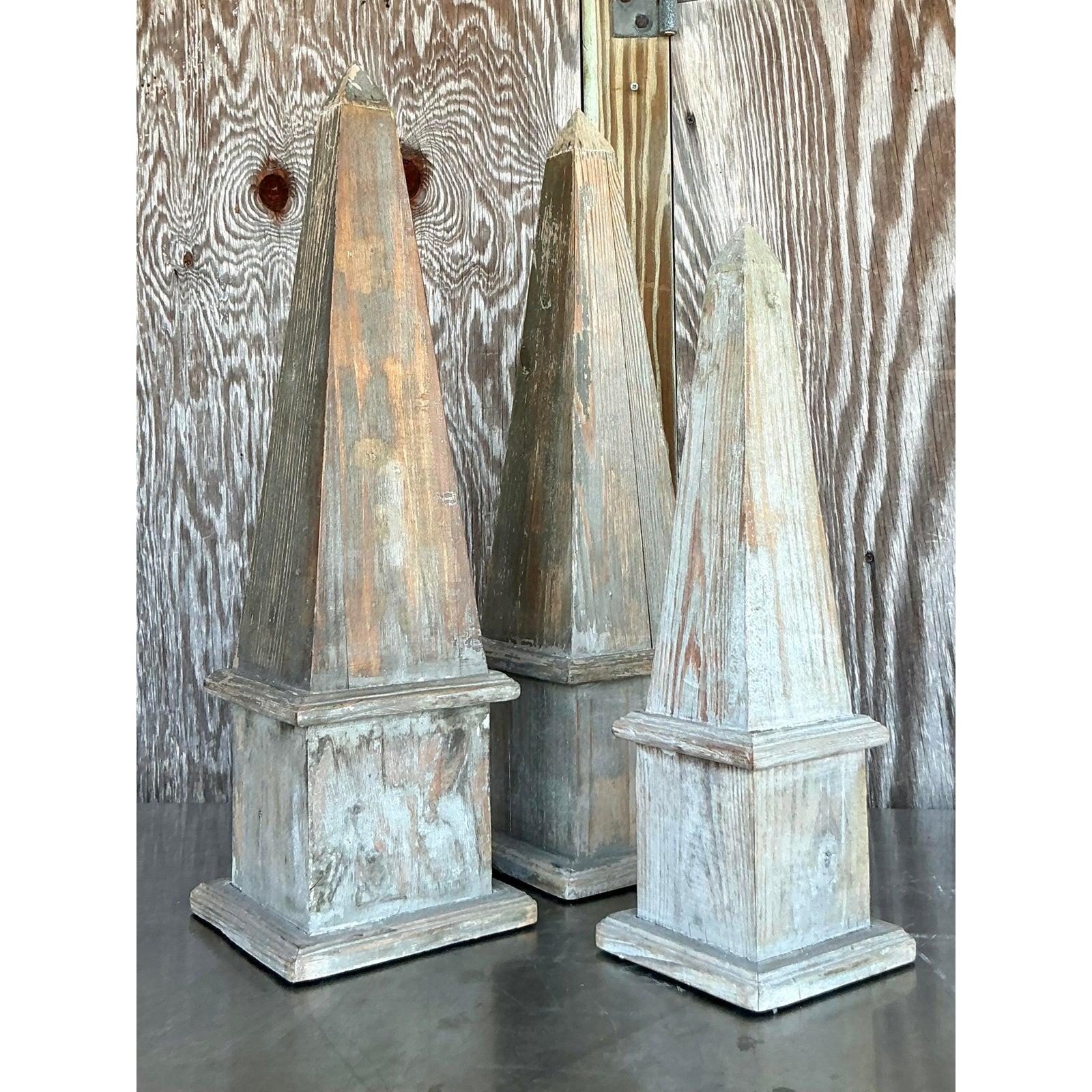 Legno Obelischi in legno patinato vintage Boho - Set di 3 in vendita