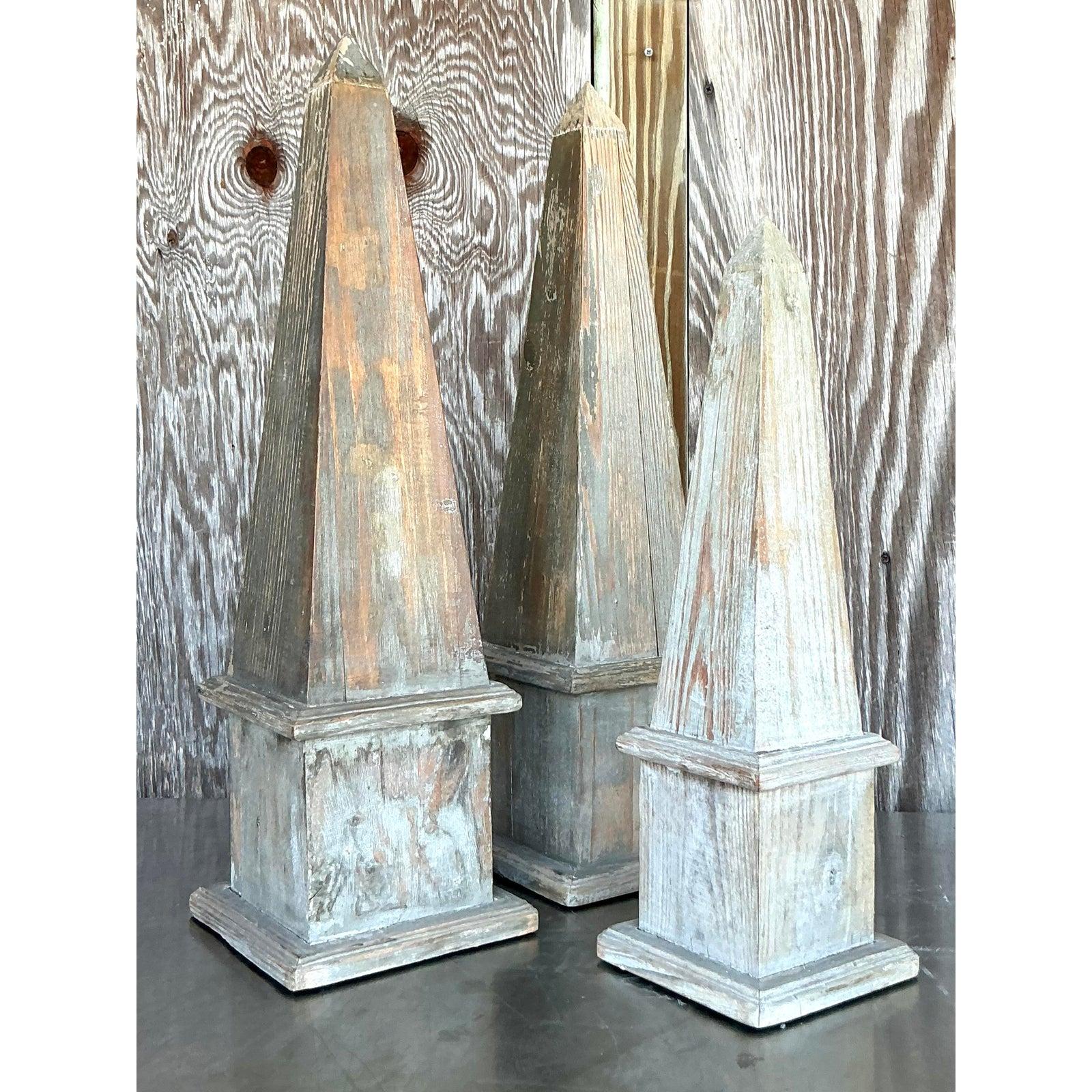 Obelischi in legno patinato vintage Boho - Set di 3 in vendita 1