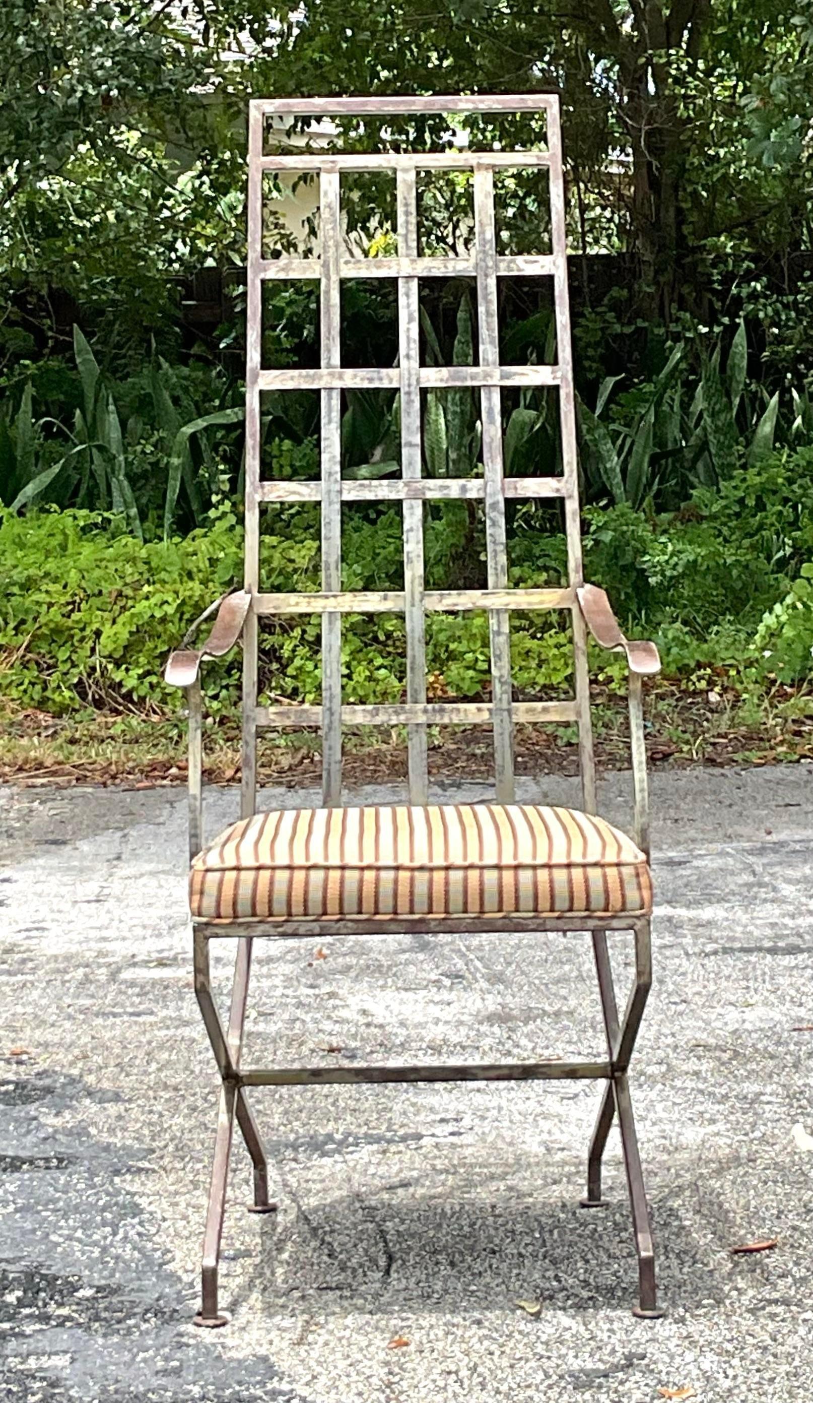 Bringen Sie einen rustikalen Charme in Ihren Raum mit diesem Vintage Boho Patinated Wrought Iron Chair. Mit seiner schön verwitterten Patina und dem aufwendigen Schmiedeeisen-Design verkörpert dieser Stuhl böhmische Eleganz und Langlebigkeit. Er