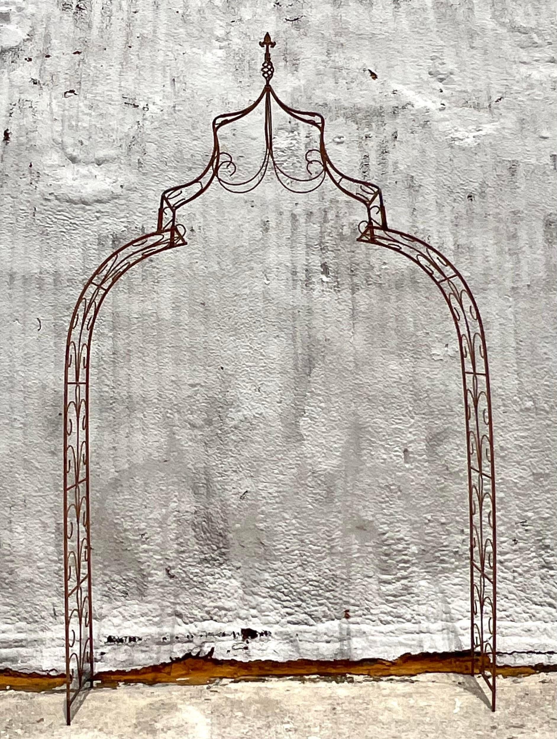 Valorizza il tuo giardino con l'Arco da giardino in ferro battuto patinato Vintage By. Questo pezzo in stile americano è caratterizzato da un'intricata lavorazione del ferro battuto con un'affascinante finitura patinata, che dona un tocco di