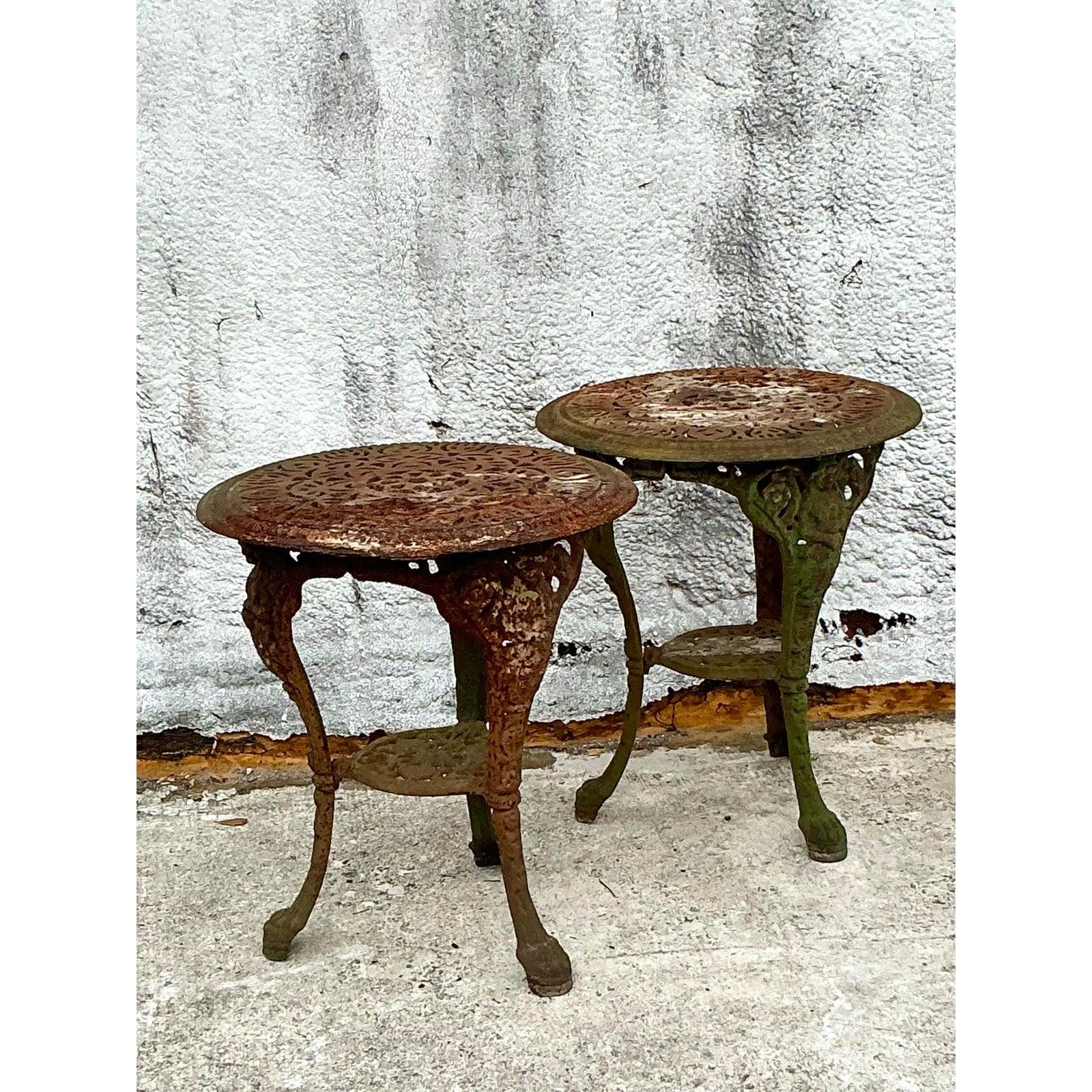 Verleihen Sie Ihrem Raum rustikalen Charme mit diesem atemberaubenden Paar Vintage Boho patinierter schmiedeeiserner Tische, bei denen alte Handwerkskunst auf böhmischen Charme trifft. Jeder Tisch verfügt über ein wunderschön patiniertes