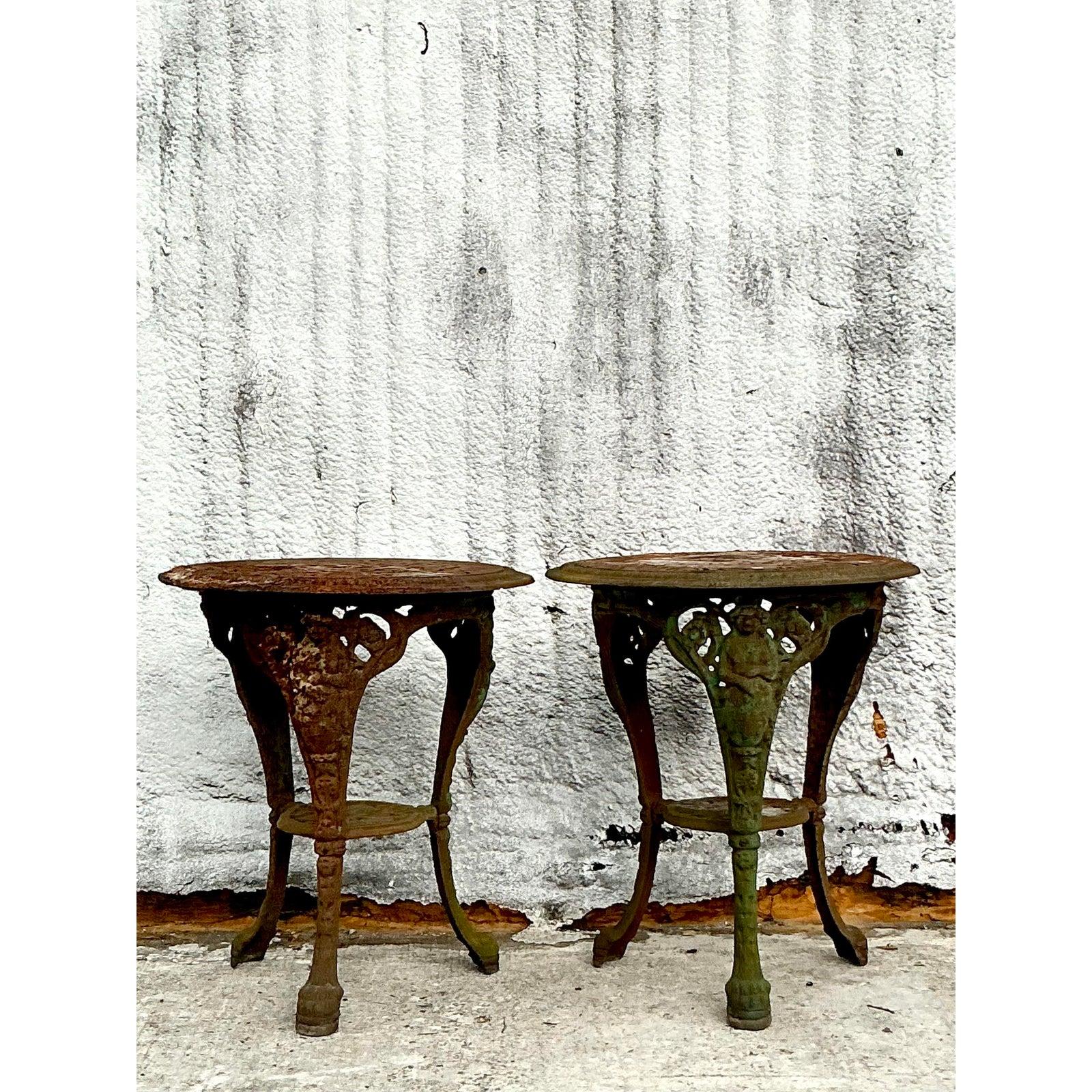 Vintage Boho patiniert Schmiedeeisen Tische - ein Paar im Zustand „Gut“ im Angebot in west palm beach, FL