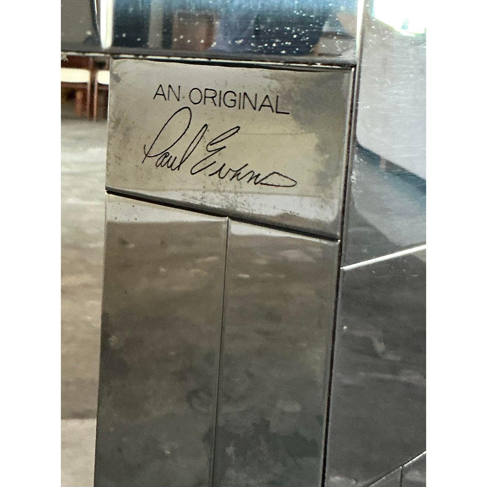 Esta espectacular mesa de comedor vintage encarna el glamour de alto octanaje y la estética futurista de la época de la Regencia de Hollywood, haciéndose eco de los célebres diseños modulares de la serie 