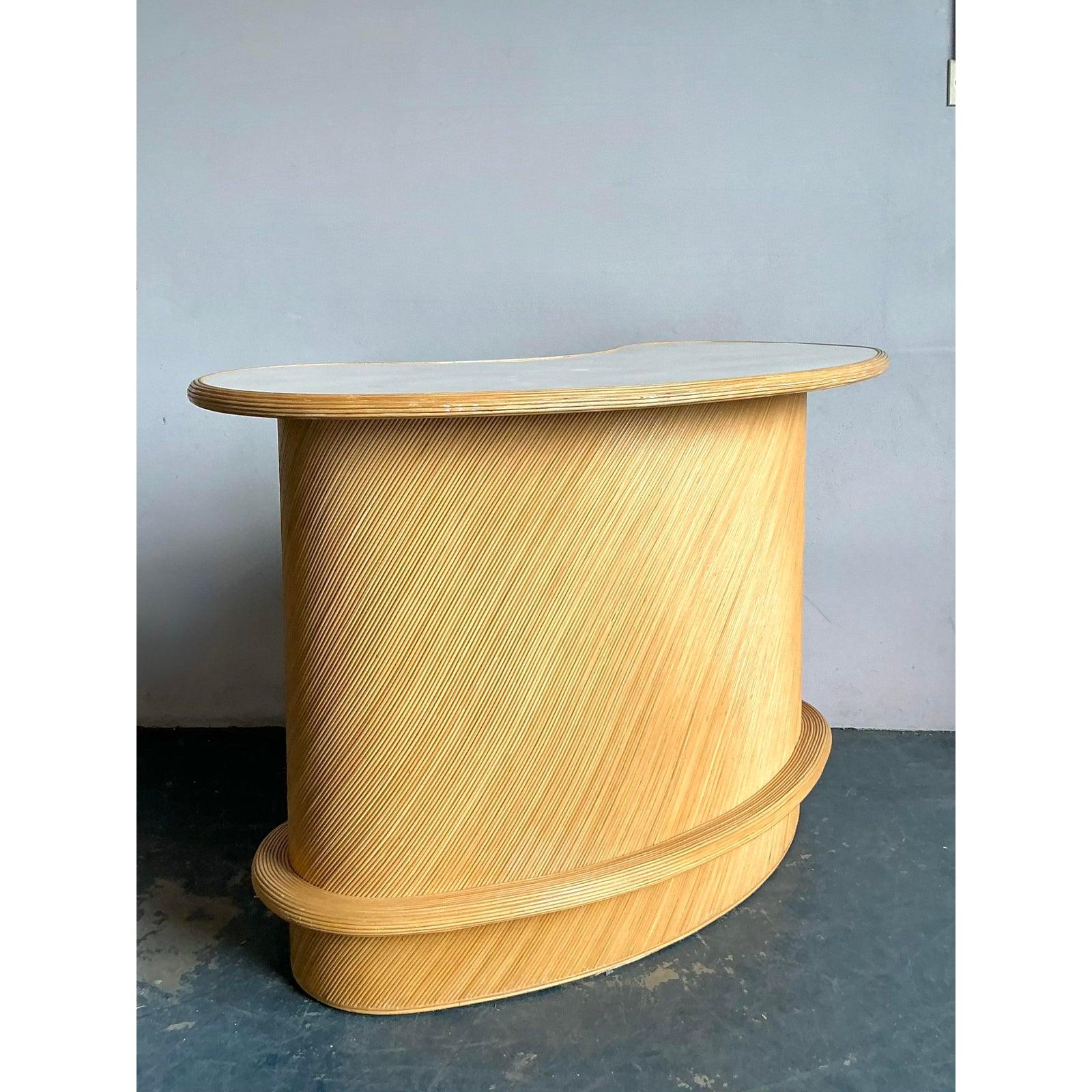 Infunde a tu espacio de entretenimiento un toque de encanto vintage y bohemio con esta exquisita barra seca de caña de lápiz. Esta cautivadora pieza exhibe la belleza natural de la caña de lápiz fuertemente atada, meticulosamente envuelta para crear