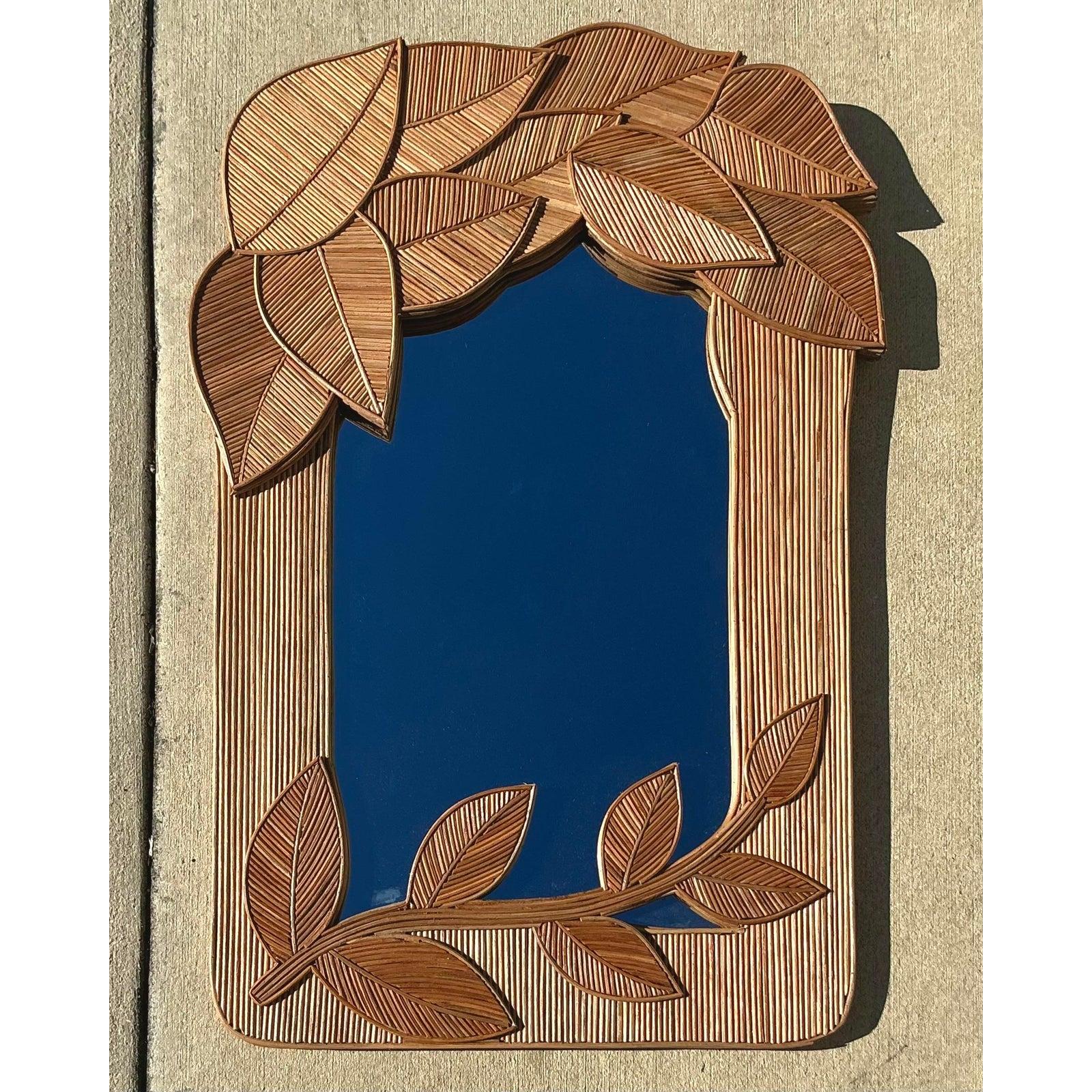 Questo squisito specchio vintage celebra le forme organiche e la meticolosa lavorazione artigianale, traendo ispirazione dai celebri am designs naturali di Gabriella Crespi e dall'estetica tropicale di alto stile degli anni '70. Il telaio è