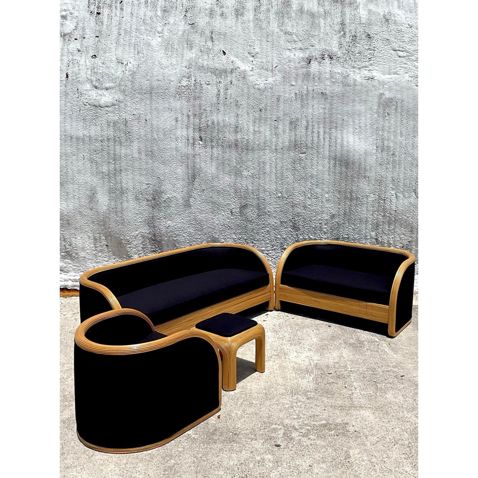 Scopri l'eleganza scultorea e il fascino organico di questo splendido divano vintage in giunco. Esempio accattivante dell'arte del design degli anni '80, questo pezzo è caratterizzato da una scenografica cornice a 