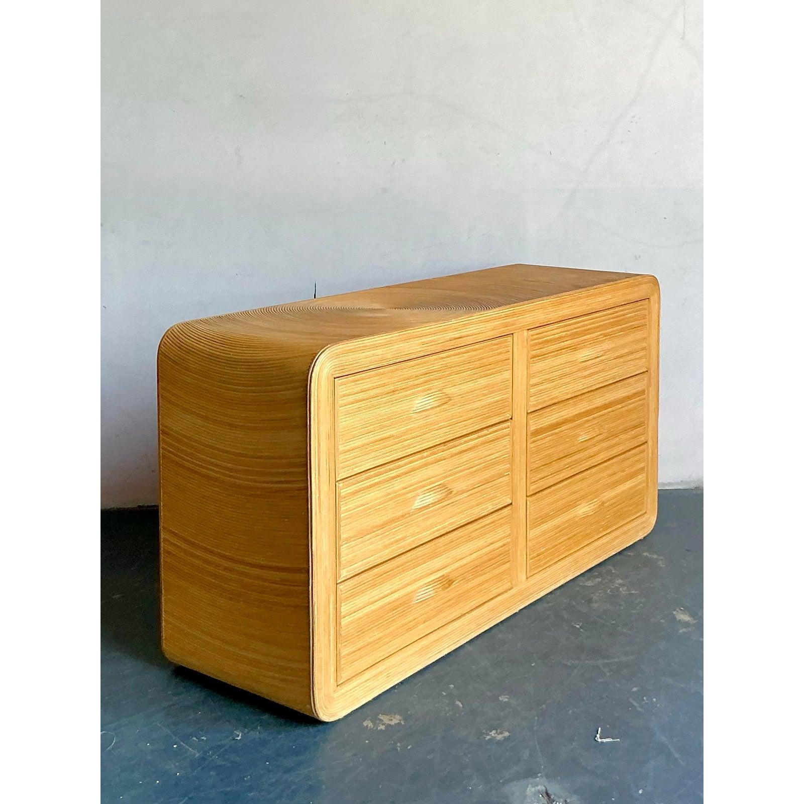 Questo eccezionale comò d'epoca esemplifica il ricercato design 