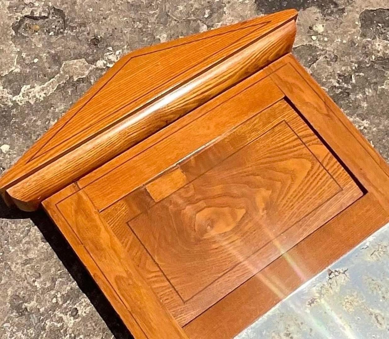 Ajoutez une touche de flair boho avec notre miroir à fronton Vintage Boho Petite. Fabriqué aux États-Unis avec un charmant fronton, ce miroir allie un style bohème éclectique à un savoir-faire classique, offrant un accent unique et élégant pour