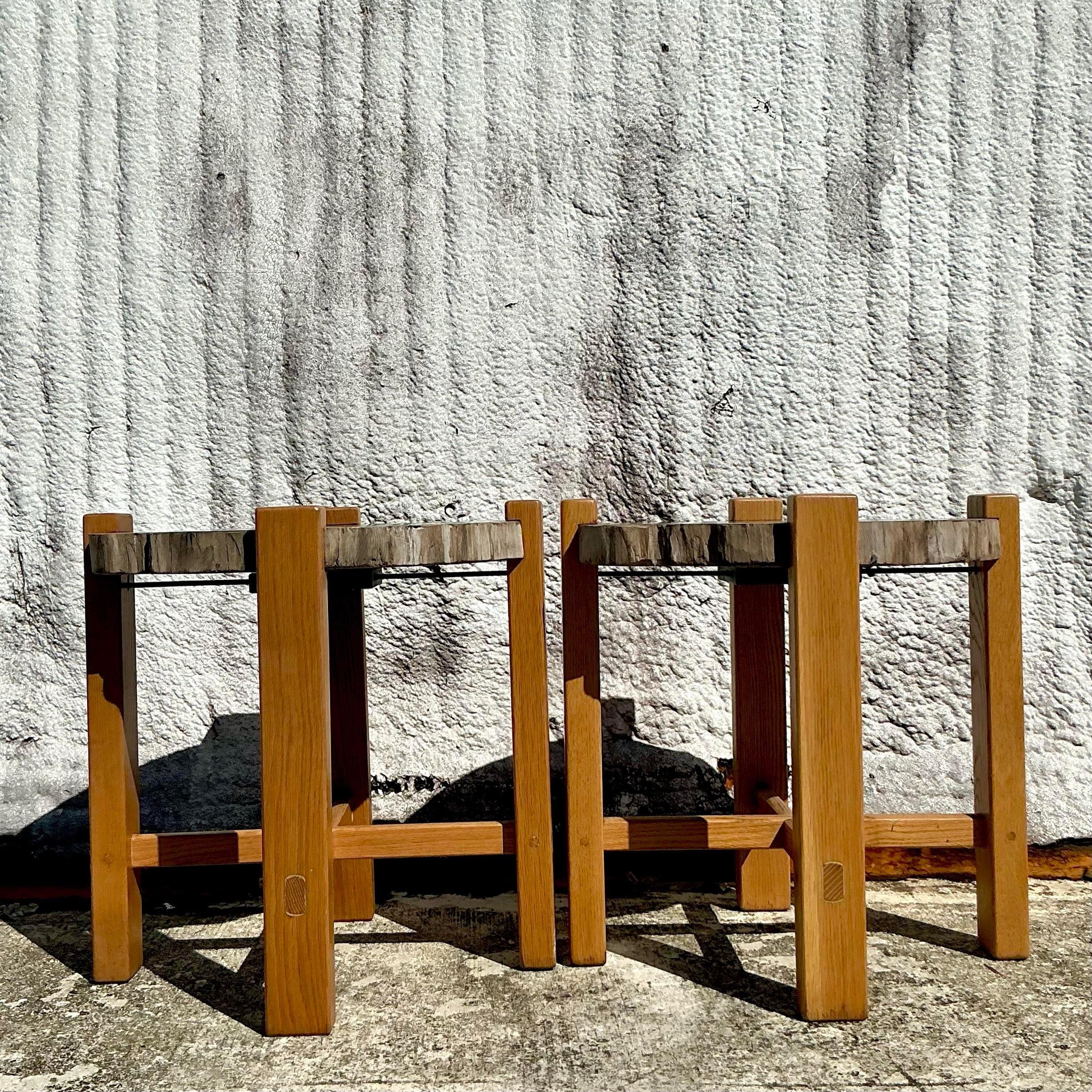 Paire de tables d'appoint en bois pétrifié de style boho Bon état - En vente à west palm beach, FL