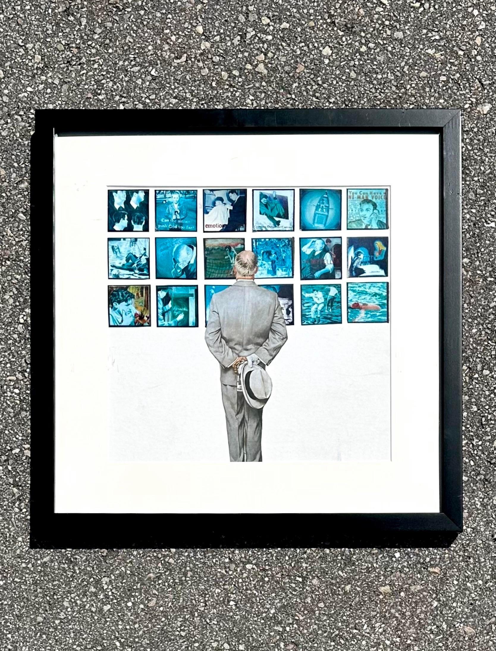 Questo splendido fotografo presenta un uomo di spalle che osserva una moltitudine di foto con piccole aggiunte di testo. Le foto blu contrastano notevolmente con l'intera parete e con lo sfondo bianco dell'opera, aggiungendo un tocco di colore di