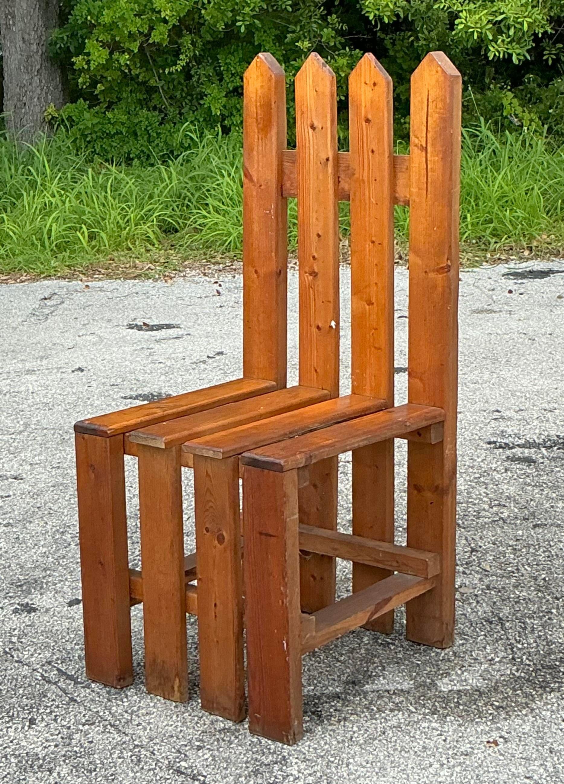 Aggiungi un tocco di charme rustico alla tua casa con la sedia Vintage Boho Picket Fence. Questo pezzo unico combina l'atmosfera bohémien con il design stravagante di una staccionata, creando un'opzione di seduta accogliente ed elegante che