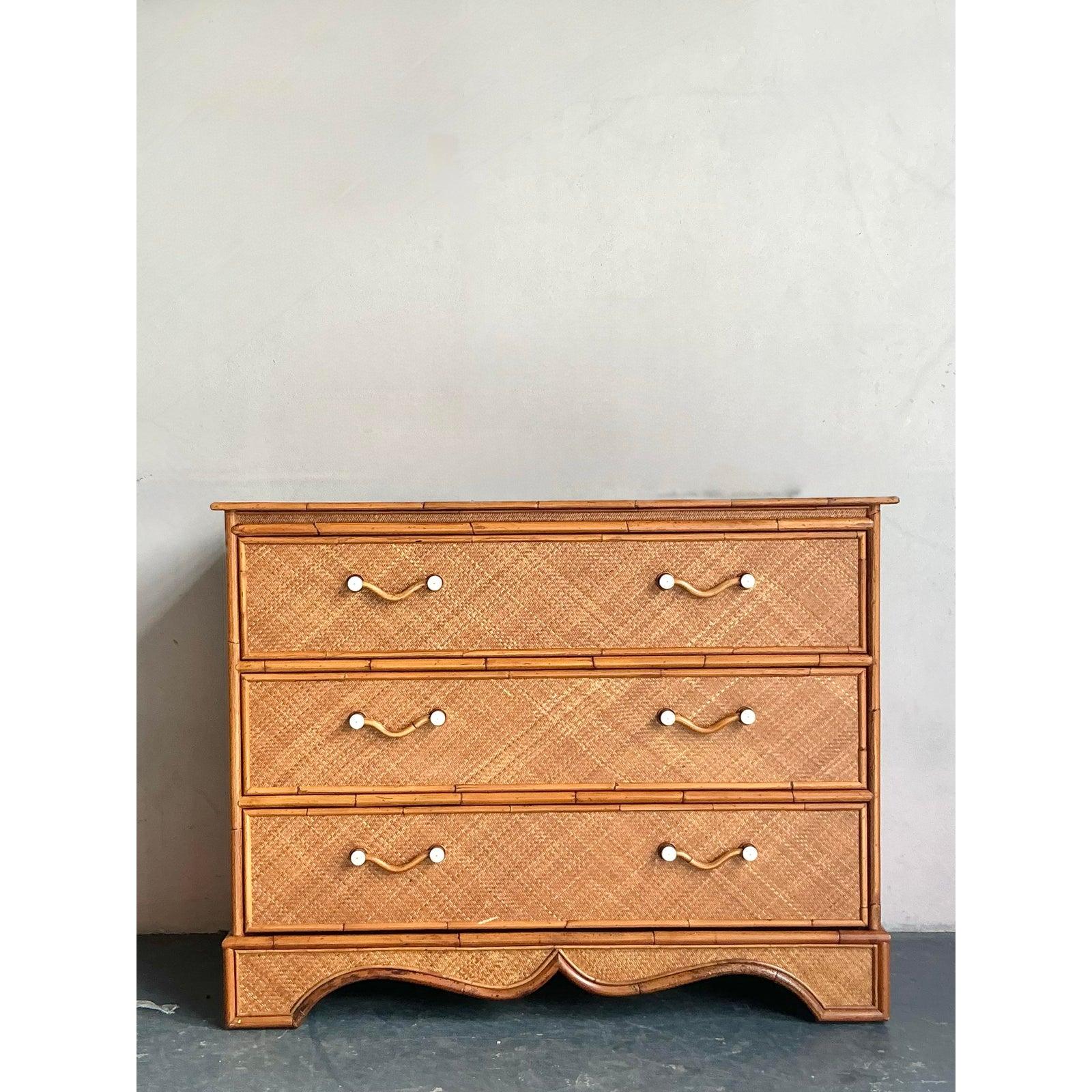 Adoptez l'élégance décontractée du design côtier et bohème avec cette exceptionnelle commode vintage de Pierce Martin. Réputée pour sa qualité et son style distinctif, cette pièce présente des panneaux en rotin magnifiquement tressés, encadrés par