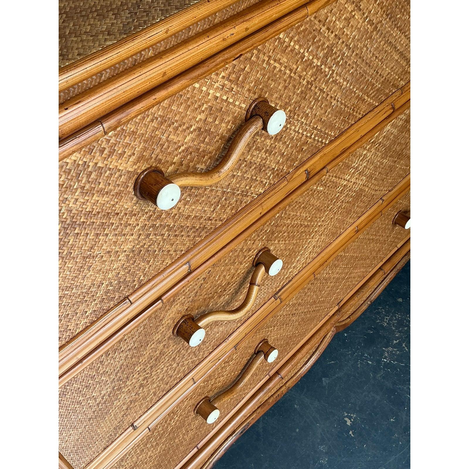 Colonial britannique Commode Vintage Boho Pierce Martin en rotin tressé en vente