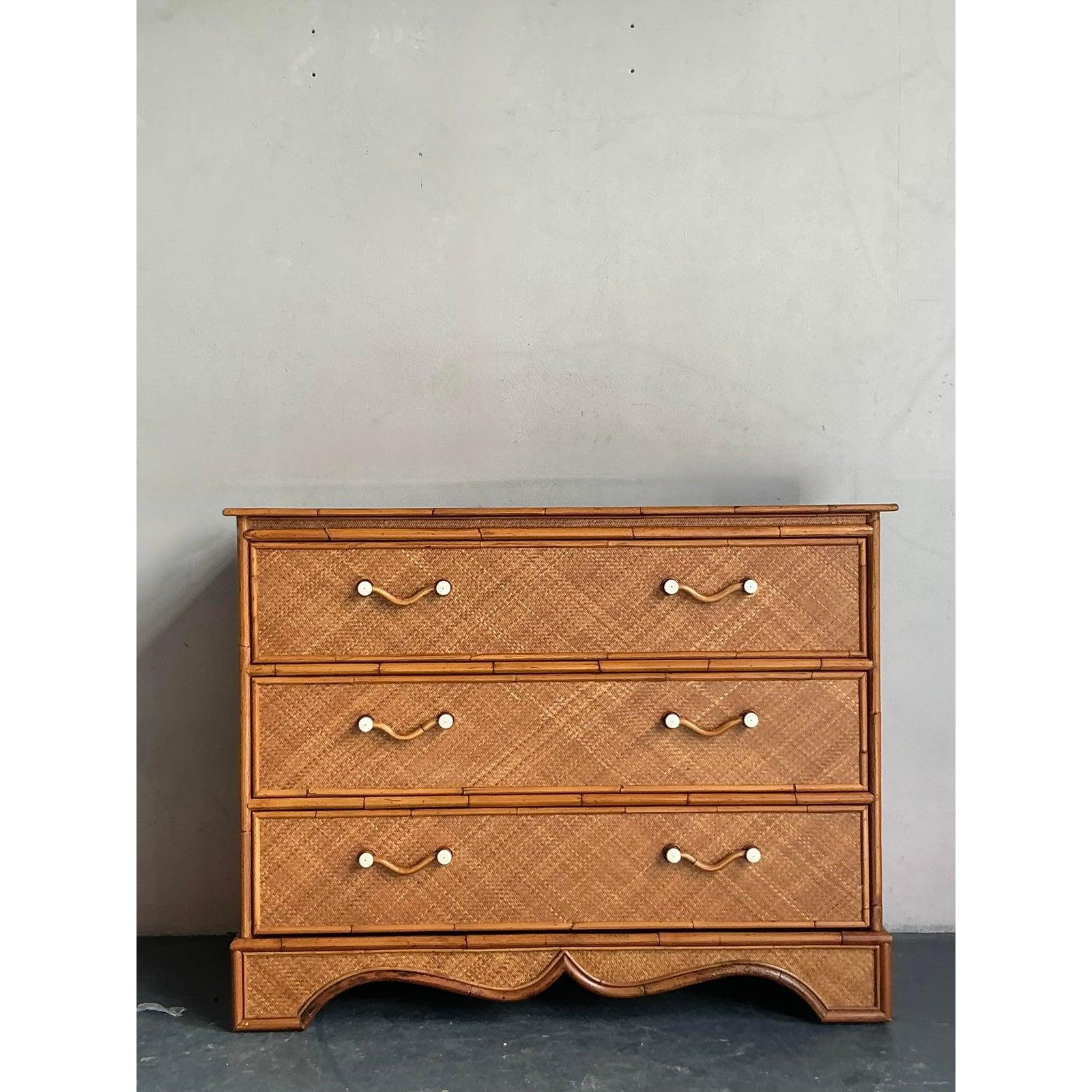 Laiton Commode Vintage Boho Pierce Martin en rotin tressé en vente