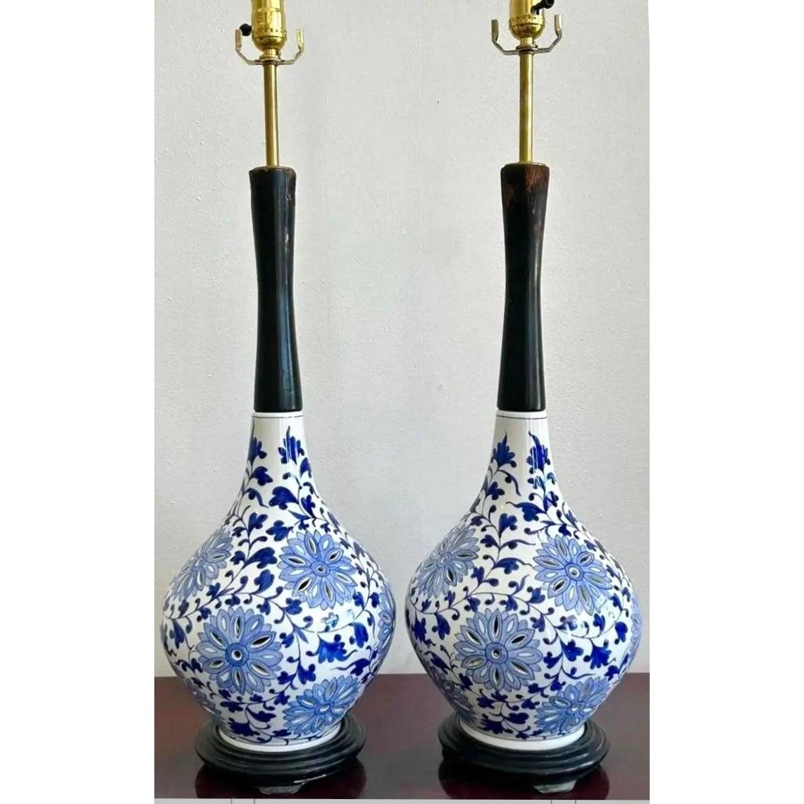 Americano Lampade floreali bianche e blu traforate Boho d'epoca - Una coppia in vendita