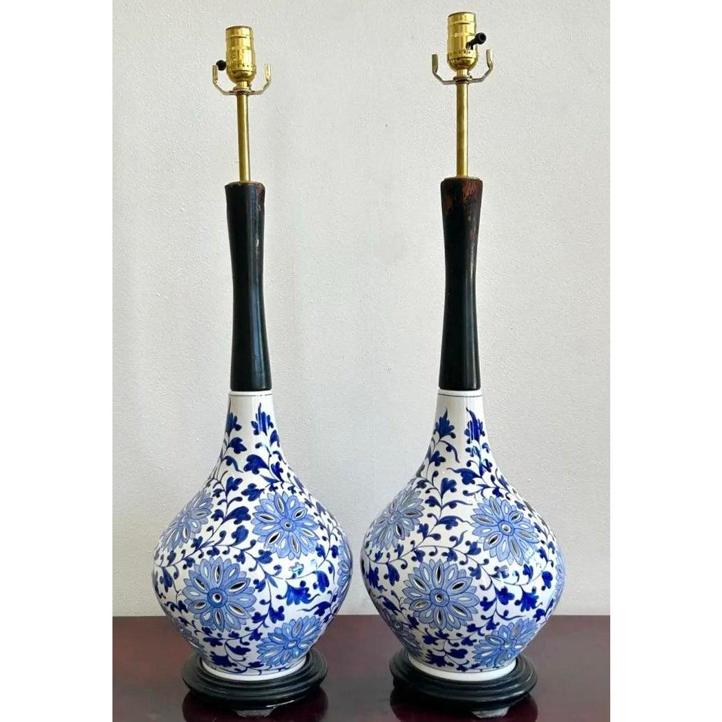 Ottone Lampade floreali bianche e blu traforate Boho d'epoca - Una coppia in vendita
