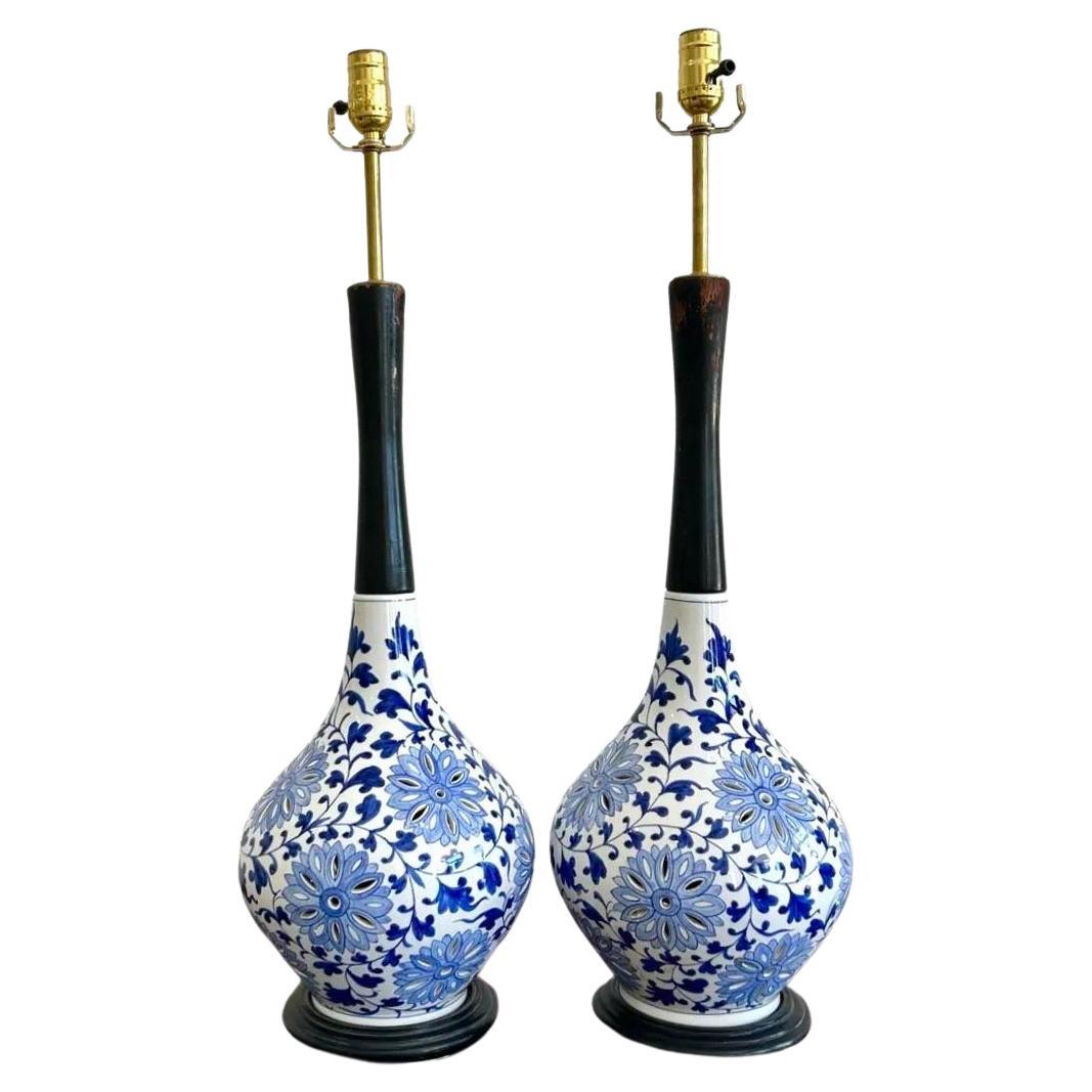 Lampade floreali bianche e blu traforate Boho d'epoca - Una coppia in vendita