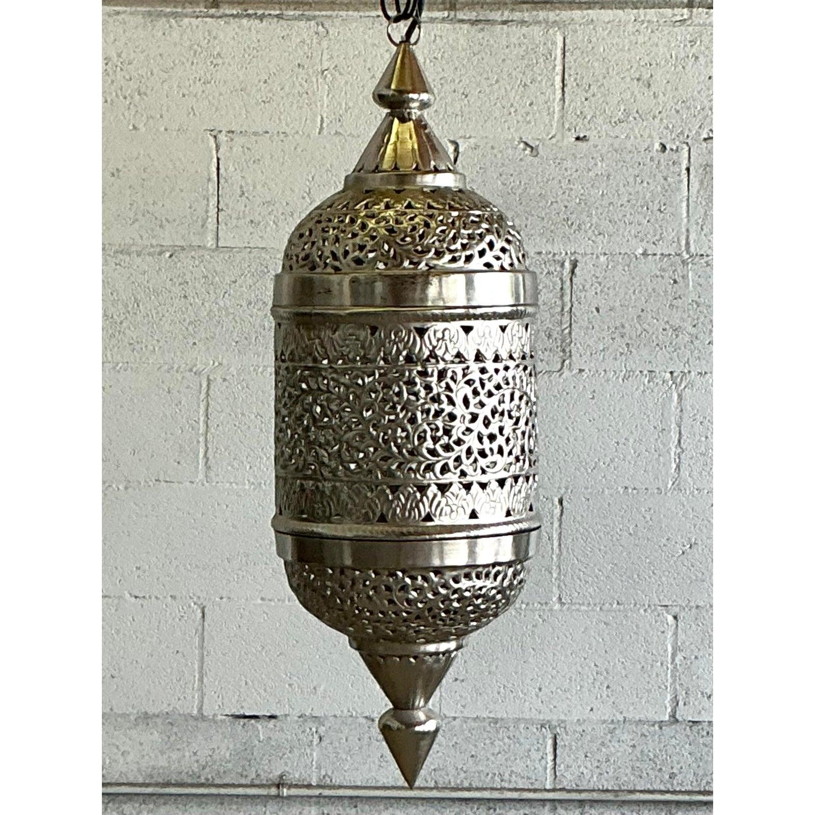 Lanterna marocchina in metallo traforato Vintage By In condizioni buone in vendita a West Palm Beach, FL