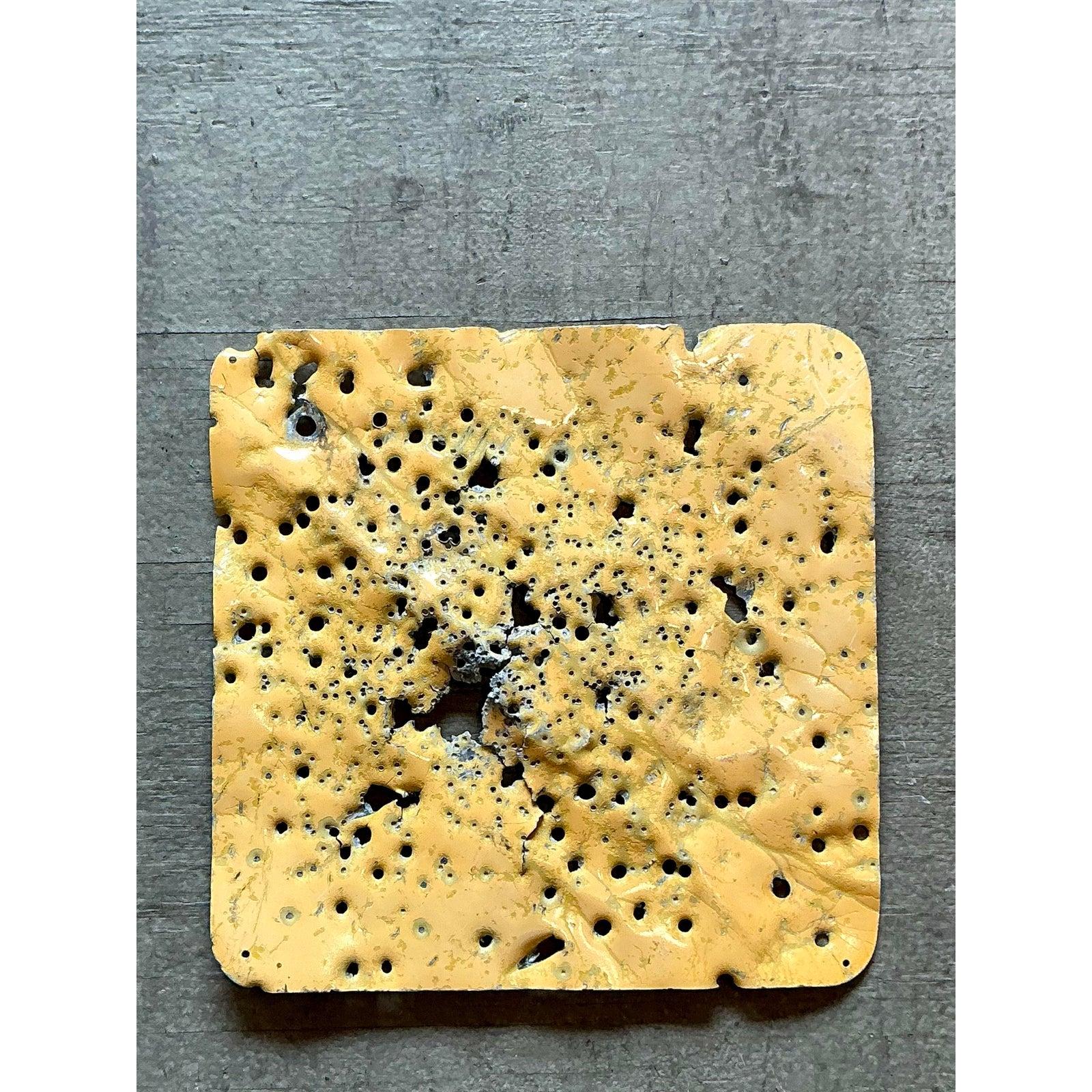 Wir präsentieren eine ganz besondere Wandskulptur aus durchbrochenem Metall im Vintage-Stil, ein außergewöhnliches Stück aus den 1970er Jahren, das eine industrielle und zugleich böhmische Ästhetik verkörpert. Dieses fesselnde Kunstwerk zeigt eine