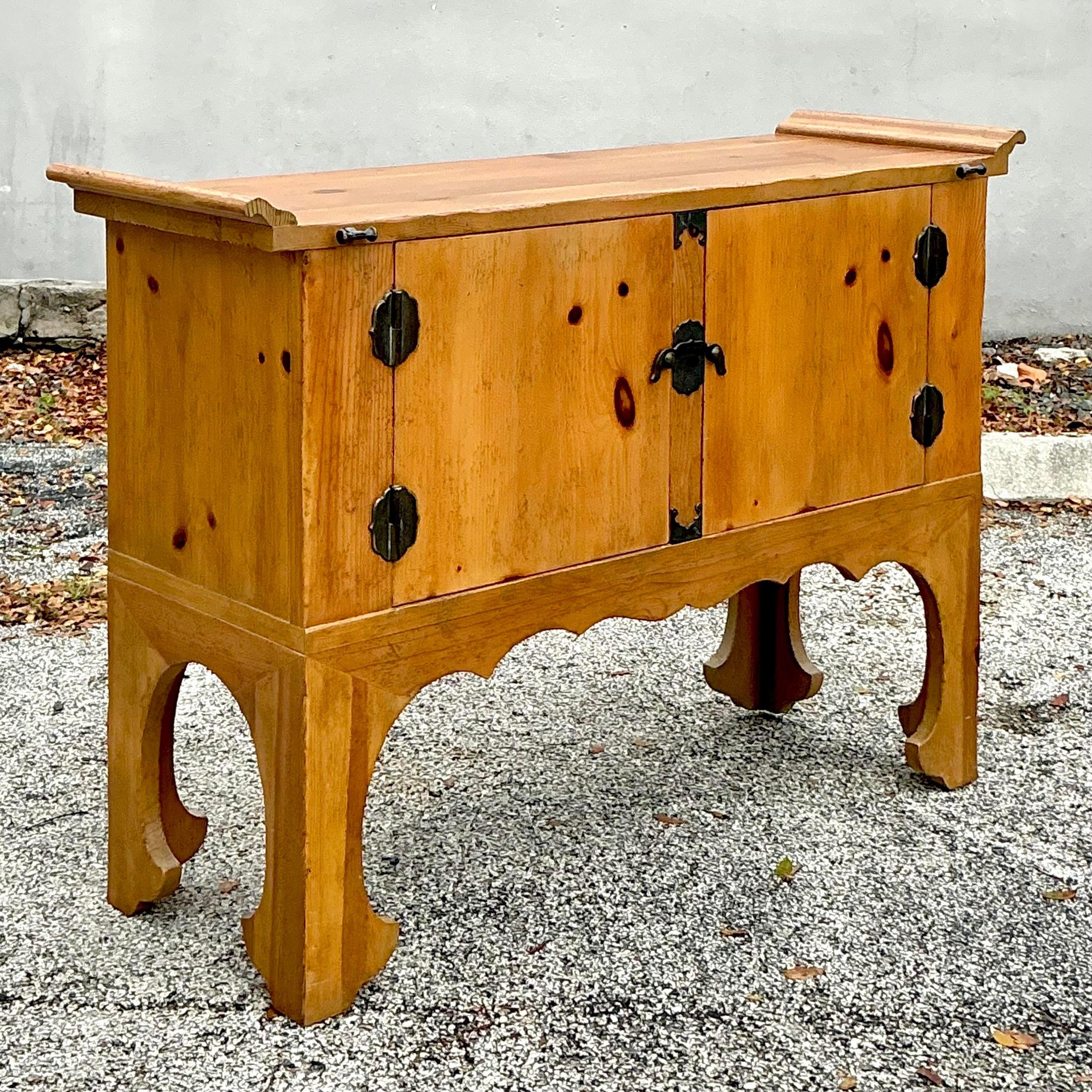 Esta barra seca boho vintage, fabricada en pino macizo, está diseñada en un llamativo estilo pagoda que aporta un encanto y carácter únicos a cualquier espacio. Su intrincada silueta y sus cálidos tonos de madera la convierten en un punto focal