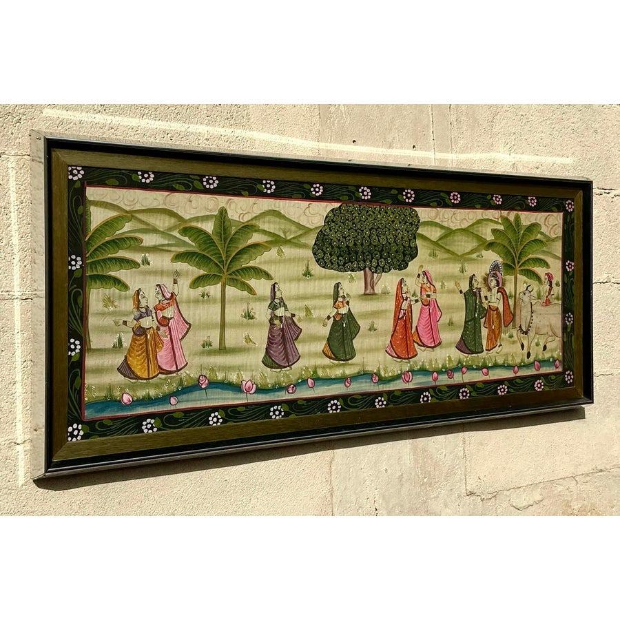 Dieses exquisite Vintage-Gemälde von Pishwaa auf Seide zeichnet sich durch aufwendige Kunstfertigkeit und leuchtende Farben aus, die die Szene zum Leben erwecken. Dieses Kunstwerk, das eine traditionelle indische Landschaft mit anmutigen Figuren,