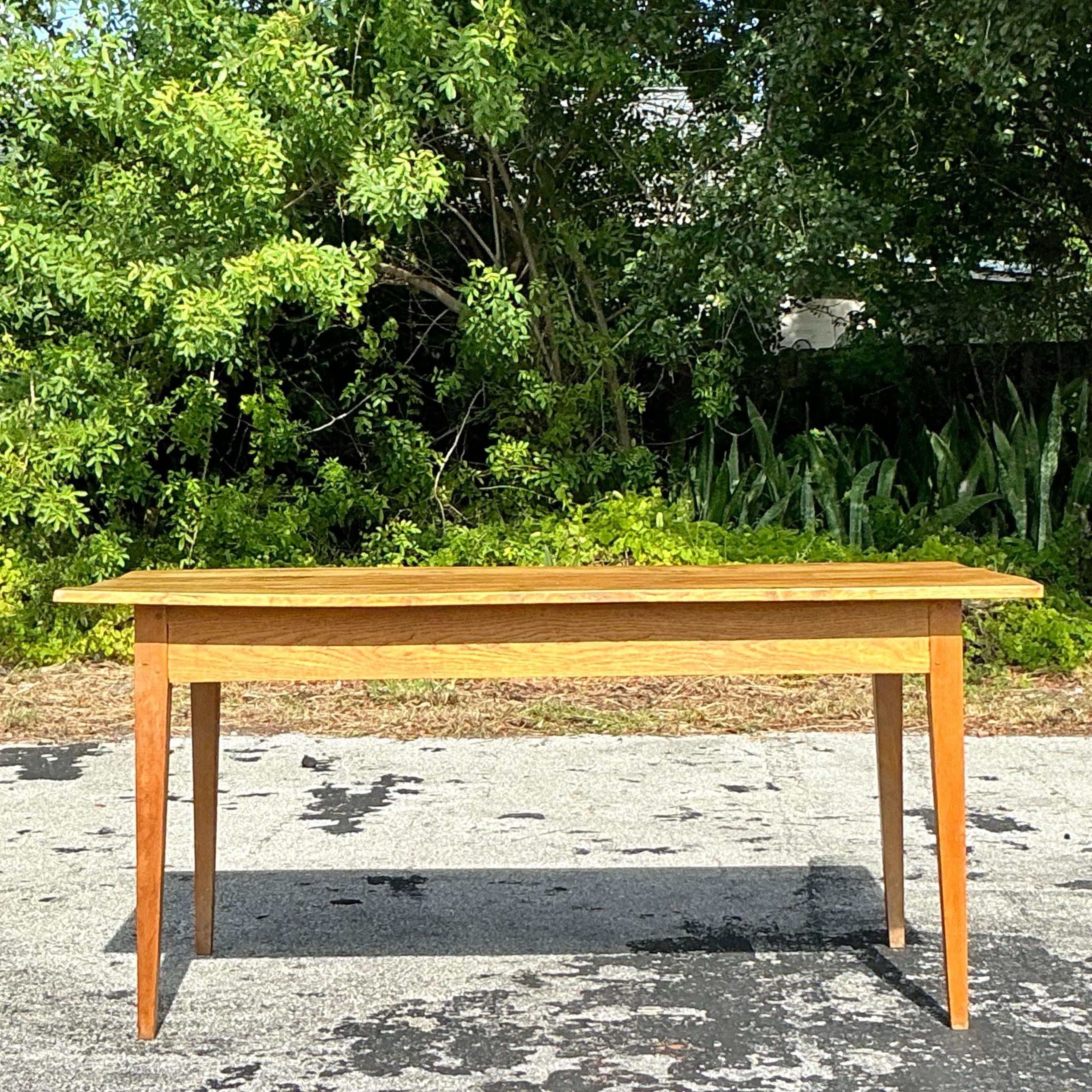 Une fabuleuse table de ferme Boho vintage. Design/One chic en planches larges avec de magnifiques détails en grain de bois. Acquis d'une propriété de Palm Beach.