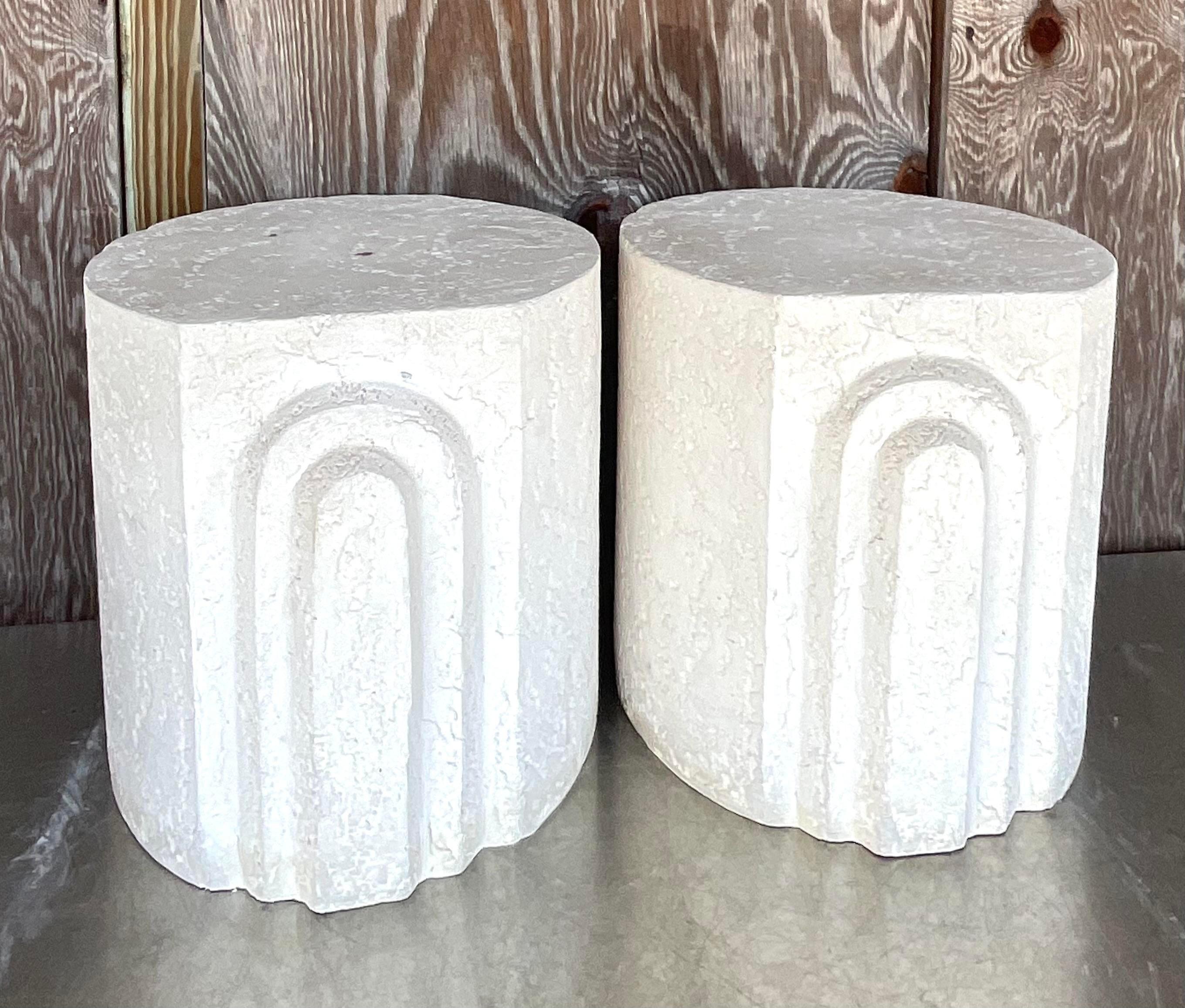 Infunde un toque artístico a tu hogar con este par de Mesas Auxiliares de Arco de Yeso Vintage Boho. Estas piezas fabricadas en EE.UU. presentan diseños de arco únicos y un acabado de yeso texturizado, que combinan a la perfección el estilo bohemio
