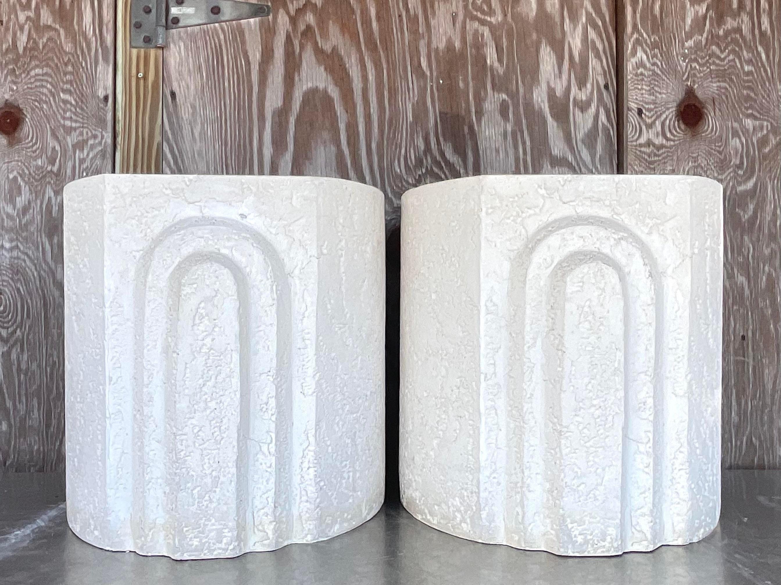 Pareja de Mesas Auxiliares de Arco de Yeso Vintage Boho Estadounidense en venta
