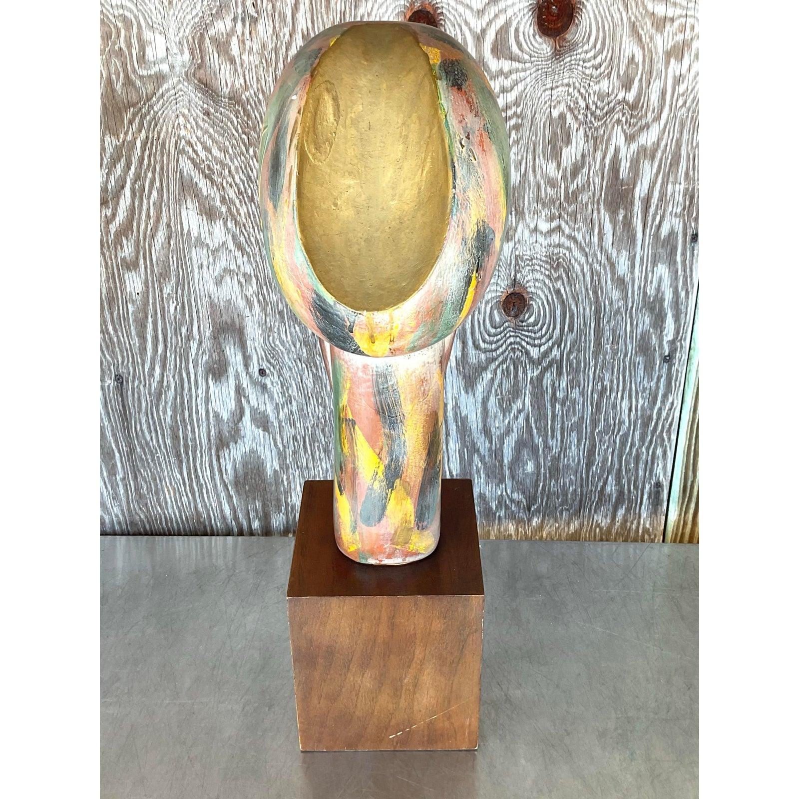Questo busto in gesso vintage è un omaggio accattivante alla ritrattistica stilizzata di Amedeo Modigliani. Elegata ed elegante, con i tratti delicati del viso, questa testa scultorea trasmette una presenza serena ma imponente. Rifinito a mano in