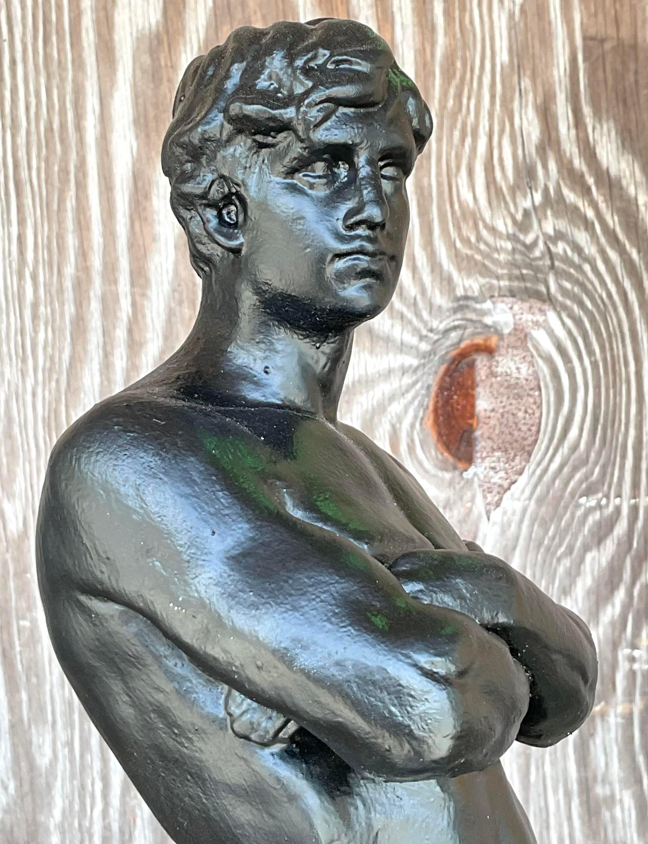 Questo busto in gesso boho vintage di un uomo emana un fascino unico grazie al suo design eclettico e artistico. Le caratteristiche dettagliate della scultura e la finitura strutturata riflettono lo stile bohémien, aggiungendo un elemento artistico