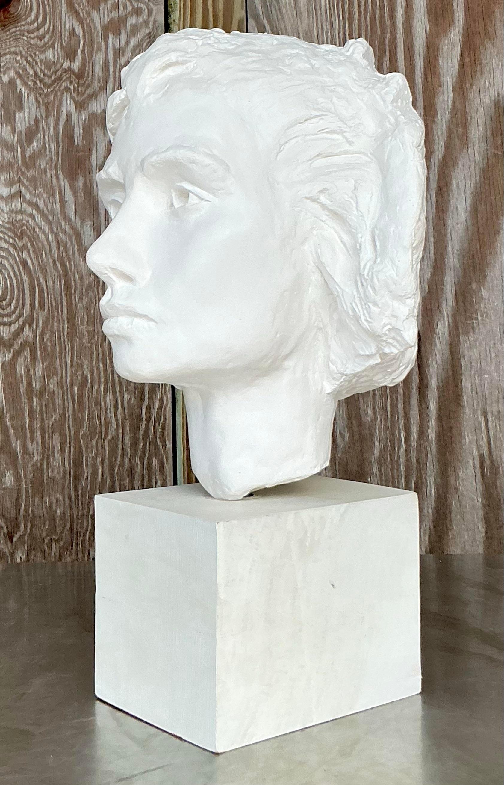 Ce buste boho vintage en plâtre d'une femme dégage une beauté intemporelle avec son artisanat délicat et son expression sereine. La pièce capture un esprit bohème, ce qui en fait un ajout gracieux à tout espace éclectique ou artistique, qu'elle soit