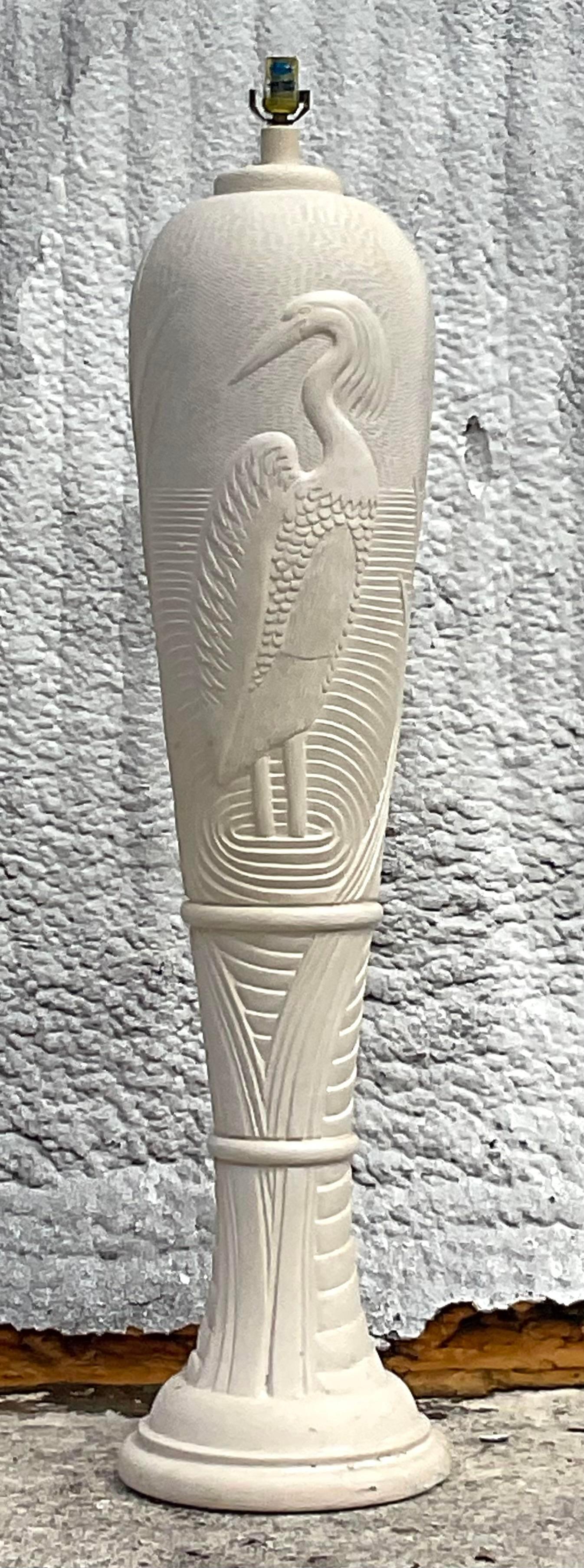 Élevez votre espace avec ce lampadaire Boho d'inspiration vintage, exquisément réalisé en plâtre avec un gracieux motif de grue. Incarnant l'esprit de l'artisanat américain, cette pièce unique apporte une touche de charme éclectique et un éclairage