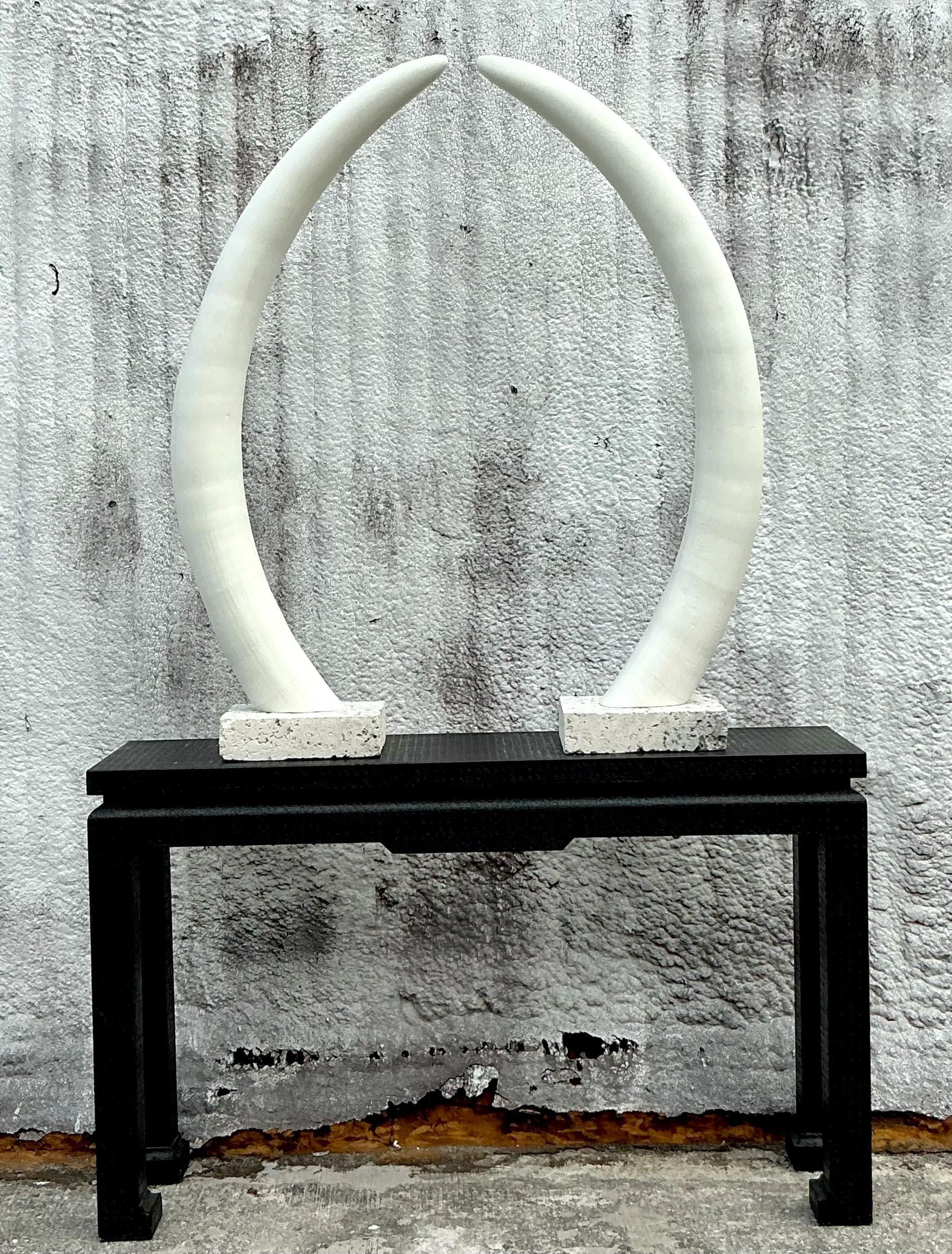 Zanne di elefante in gesso bohémien su plinto di coquina - una coppia in vendita 5