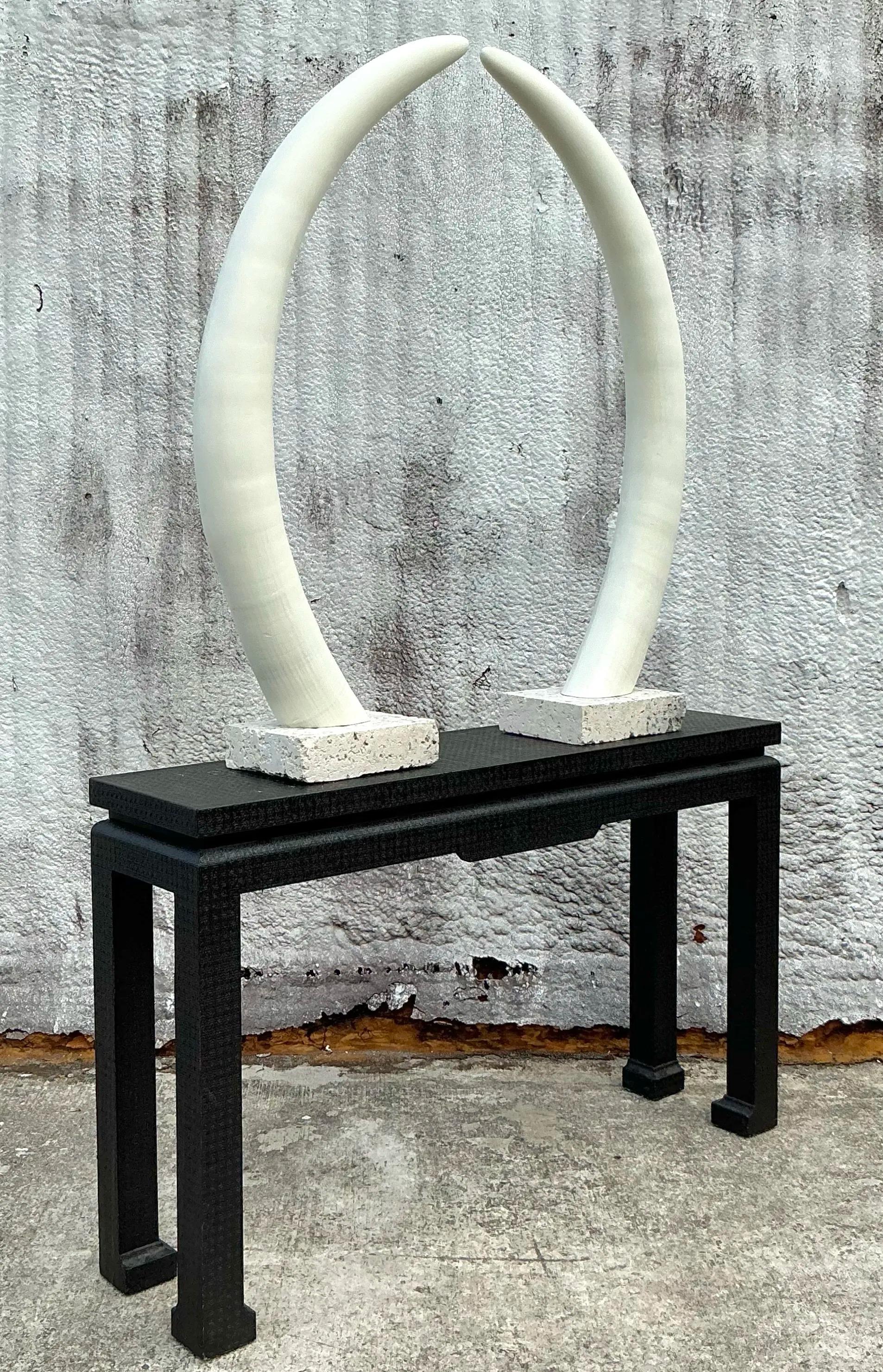 Zanne di elefante in gesso bohémien su plinto di coquina - una coppia in vendita 3
