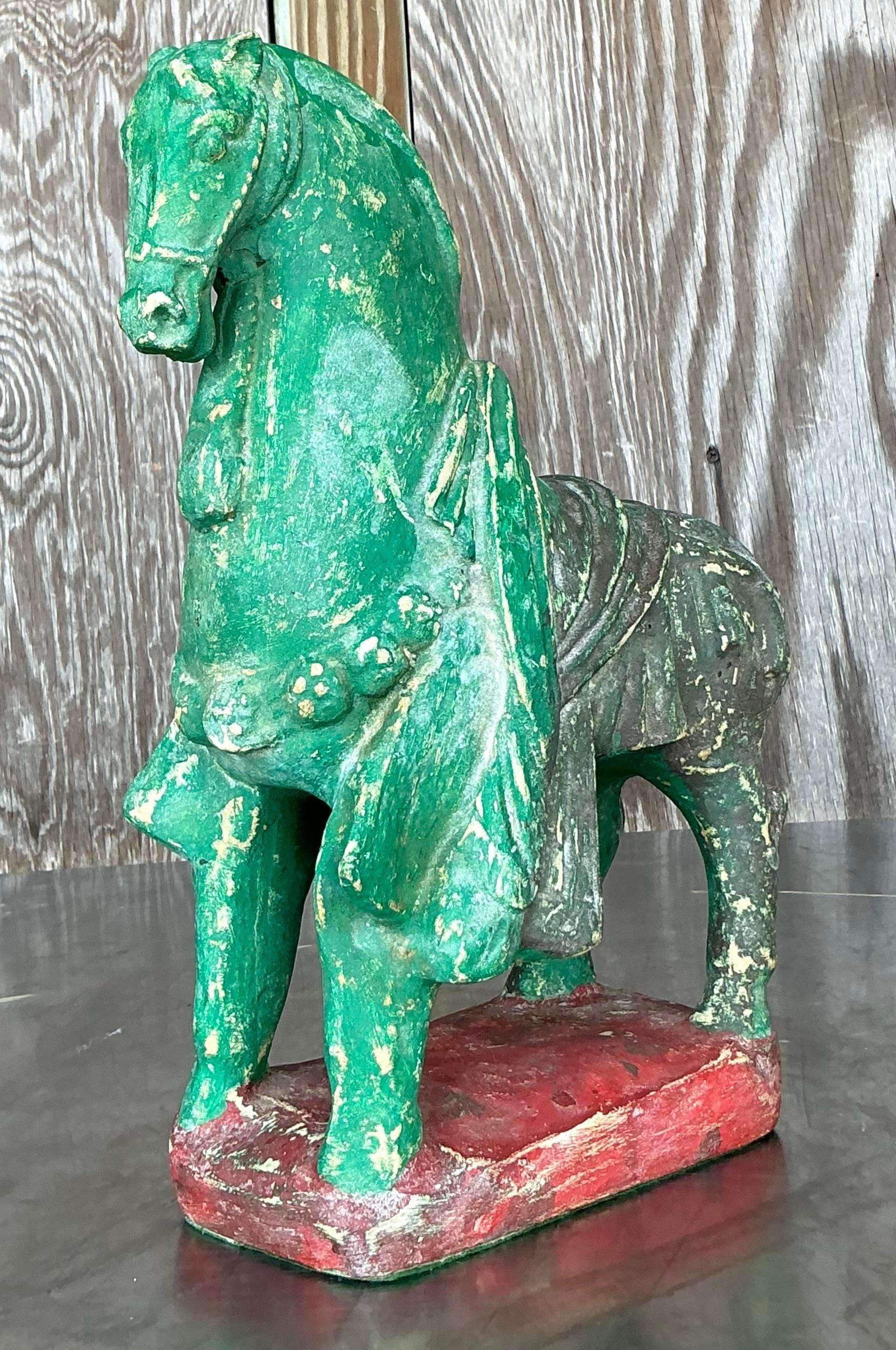Añade un toque de elegancia rústica a tu espacio con este caballo boho vintage de escayola. Elaborada por expertos con detalles intrincados y un acabado desgastado, esta pieza captura la belleza y la gracia intemporales del caballo. Perfecta para