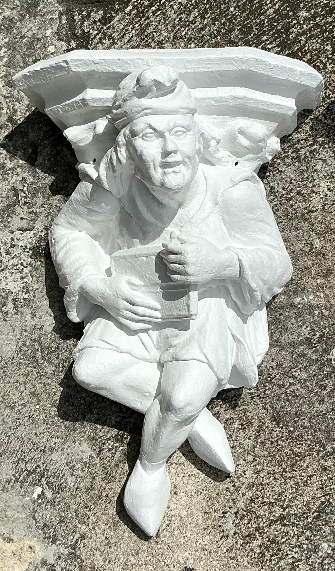Cette paire de supports de bouffon en plâtre Vintage Byho est un exemple étonnant de charme fantaisiste et d'art complexe. Chaque support présente une figure de bouffon très détaillée, fabriquée de manière experte à partir de plâtre et peinte dans