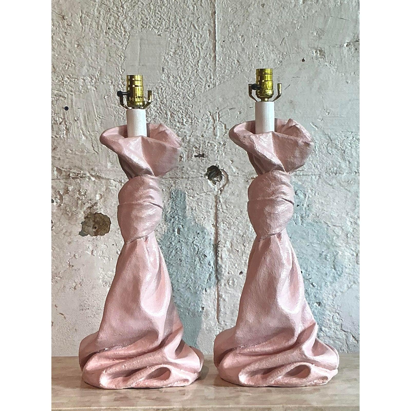 Infunde a tu interior un aire artístico y un toque de encanto posmoderno con este excepcional par de lámparas vintage de escayola. Las bases, magistralmente elaboradas, evocan la forma sensual de un tejido retorcido y anudado, congelado en un