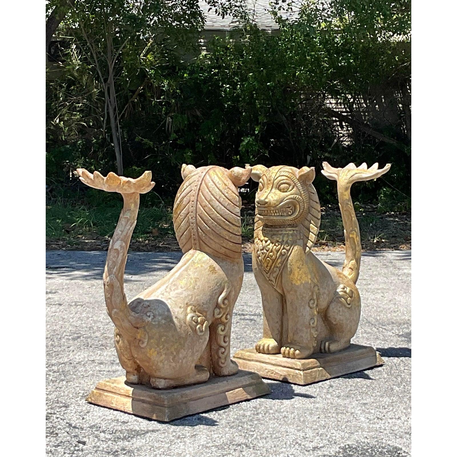 Custodisci il tuo spazio con stile grazie a questa affascinante coppia di statue vintage di Wood Dog, realizzate in un'accattivante estetica Boho con una struttura in gesso e legno. Questi mitici guardiani sono splendidamente dettagliati con