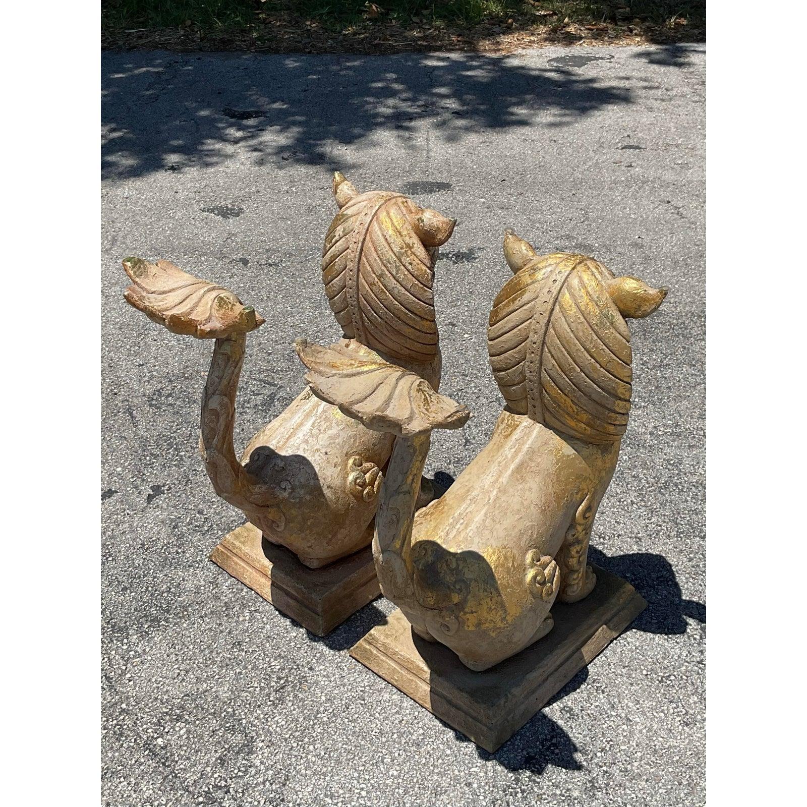 XX secolo Cani da caccia Boho in gesso su legno - Una coppia in vendita