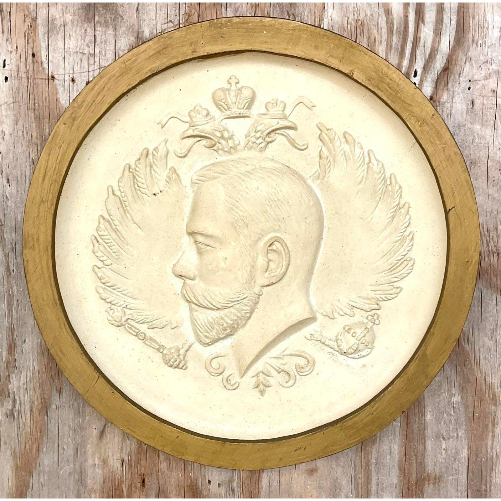 Un fabuleux médaillon Boho vintage. Un profil chic d'un homme russe. Peut-être le tsar Nicolas ? Un beau relief en plâtre avec un cadre doré. Acquis d'une propriété de Palm Beach.
