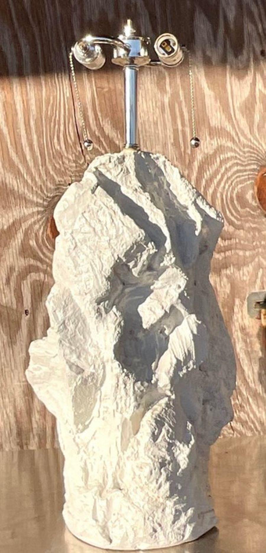 Nord-américain Lampe rocheuse vintage Boho en plâtre d'après Sirmos en vente