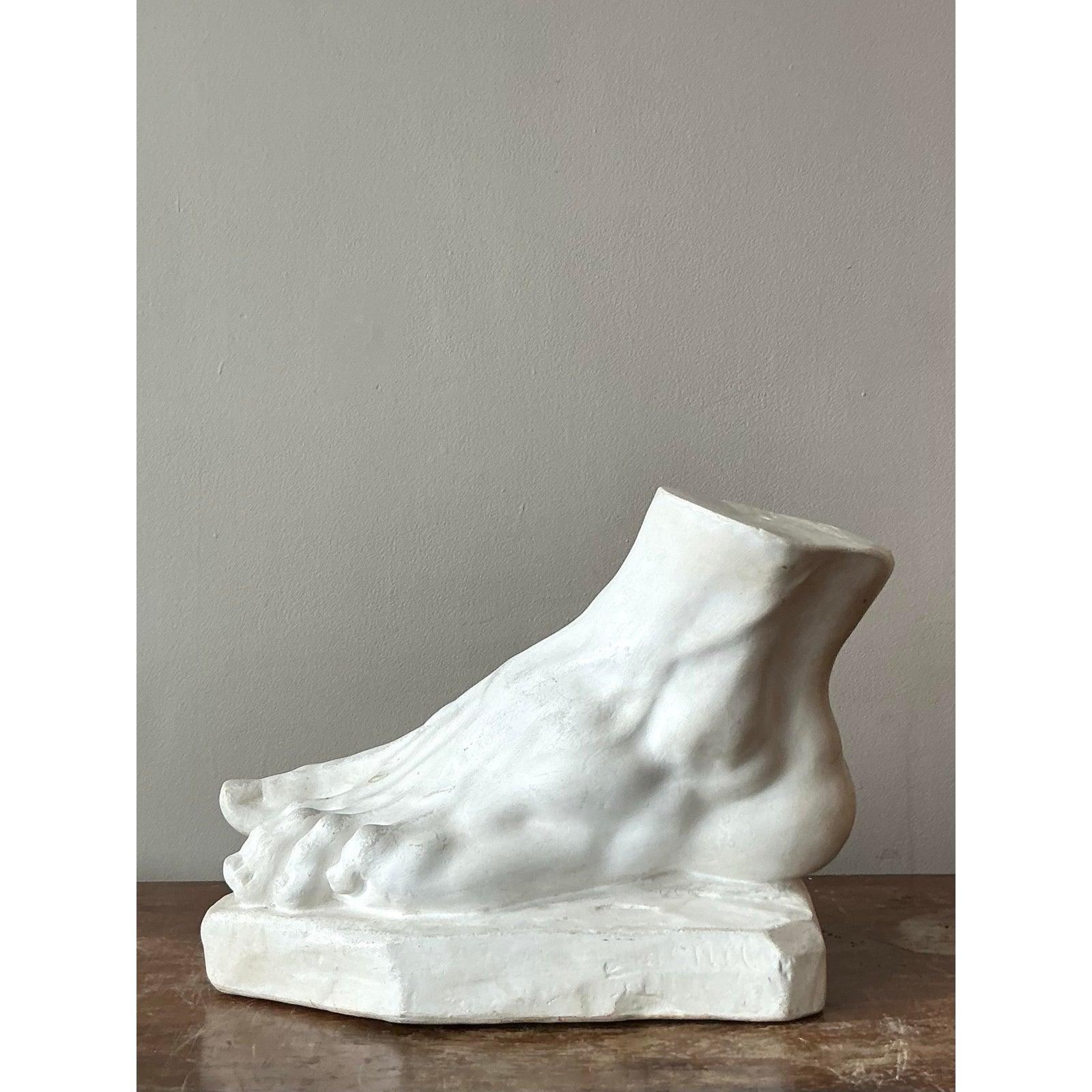 Ti presentiamo un'avvincente scultura vintage di piedi in gesso, un sofisticato pezzo decorativo che unisce ad arte l'estetica classica con un tocco di intrigo bohémien. Questo studio anatomico, che ricorda i modelli delle scuole d'arte