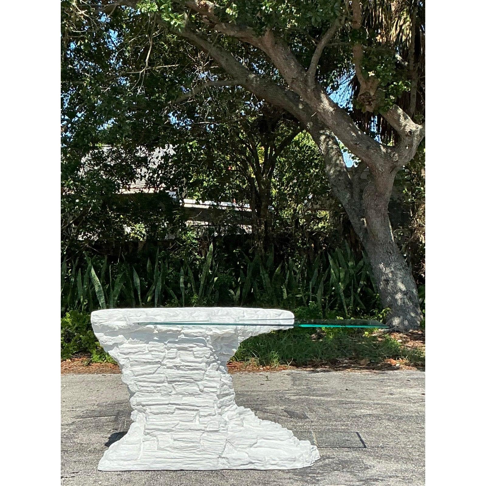 Haz una espectacular declaración artística con esta consola vintage, que presenta una escultural base de roca apilada en escayola, inspirada en los icónicos diseños de Sirmos. La sólida base está expertamente elaborada para asemejarse a formaciones