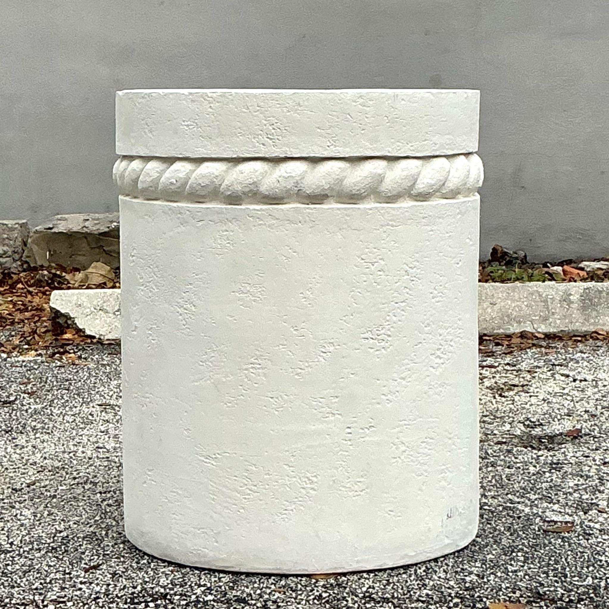 Ajoutez une touche d'art sculptural à votre espace avec cette table d'appoint Vintage Boho en plâtre Twist. Dotée d'une silhouette torsadée accrocheuse, cette table est fabriquée en plâtre avec une finition lisse et mate qui rehausse son charme