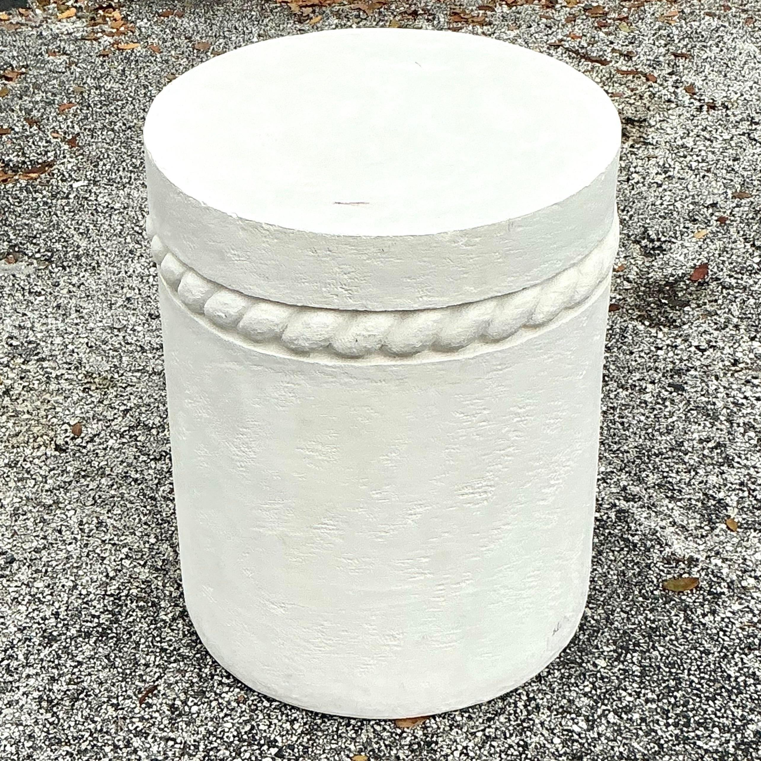 Table d'appoint vintage Boho en plâtre torsadé Bon état - En vente à west palm beach, FL