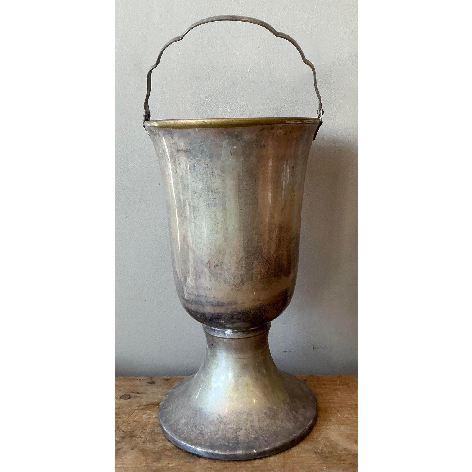 Mit der Grandeur dieses monumentalen Champagnerkübels aus Silberblech im Vintage-Stil verleihen Sie Ihren Gästen eine ganz besondere Atmosphäre. Mit seiner beeindruckenden Höhe und der klassischen, sich verjüngenden Trompeten-Silhouette, die auf